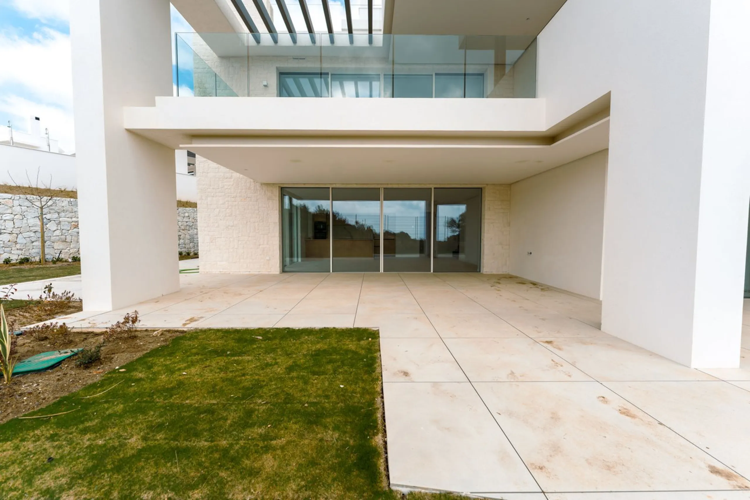 Luxury South-Facing Ground Floor Apartment with Sea Views (Apartment 4.0.3)