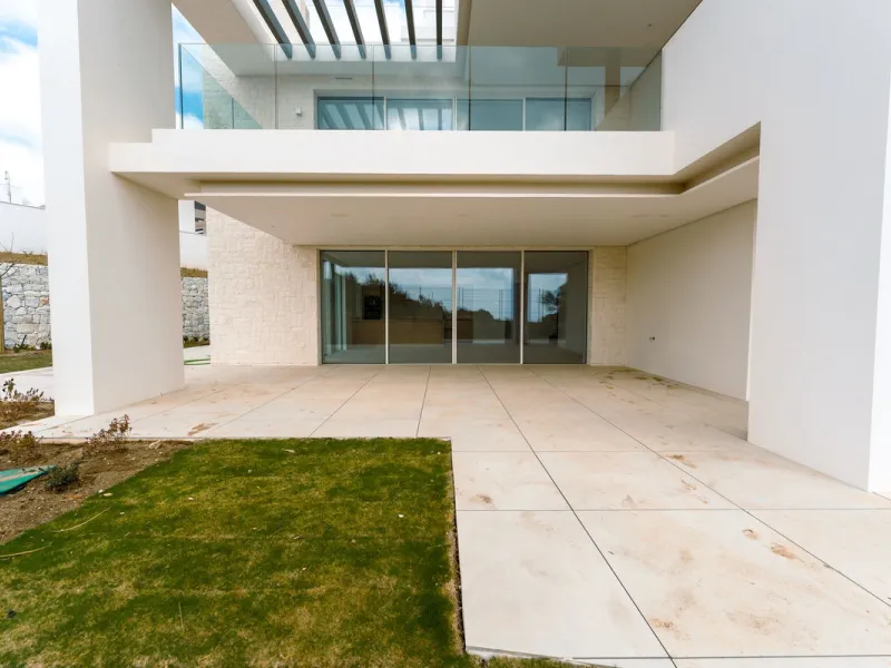 Luxury South-Facing Ground Floor Apartment with Sea Views (Apartment 4.0.3)