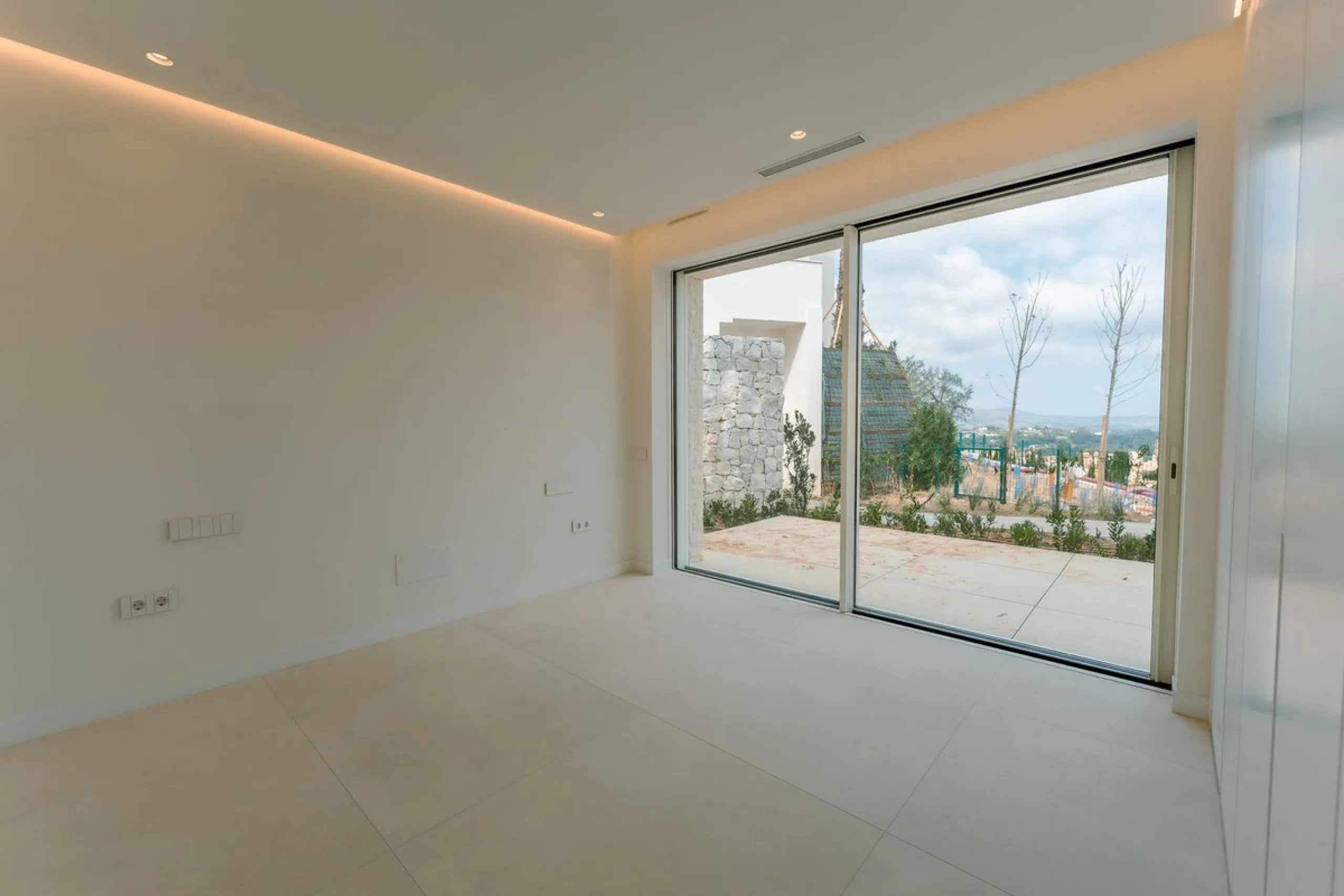 Luxury South-Facing Ground Floor Apartment with Sea Views (Apartment 5.0.1)