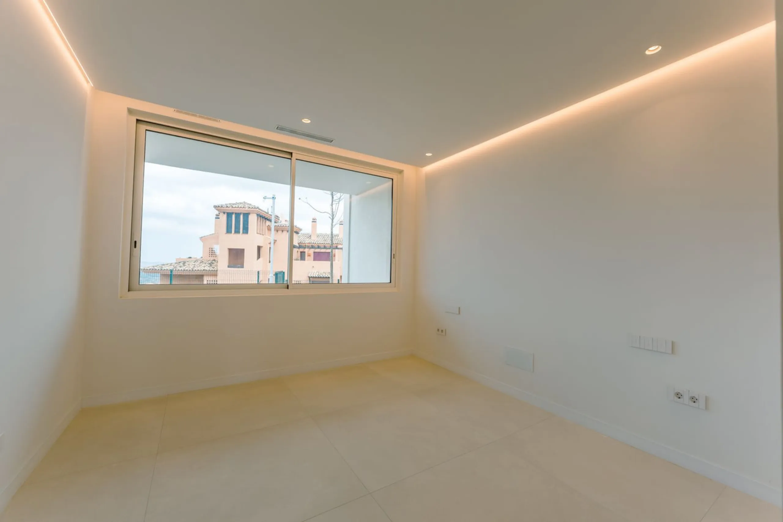 Luxury South-Facing Ground Floor Apartment with Sea Views (Apartment 5.0.1)