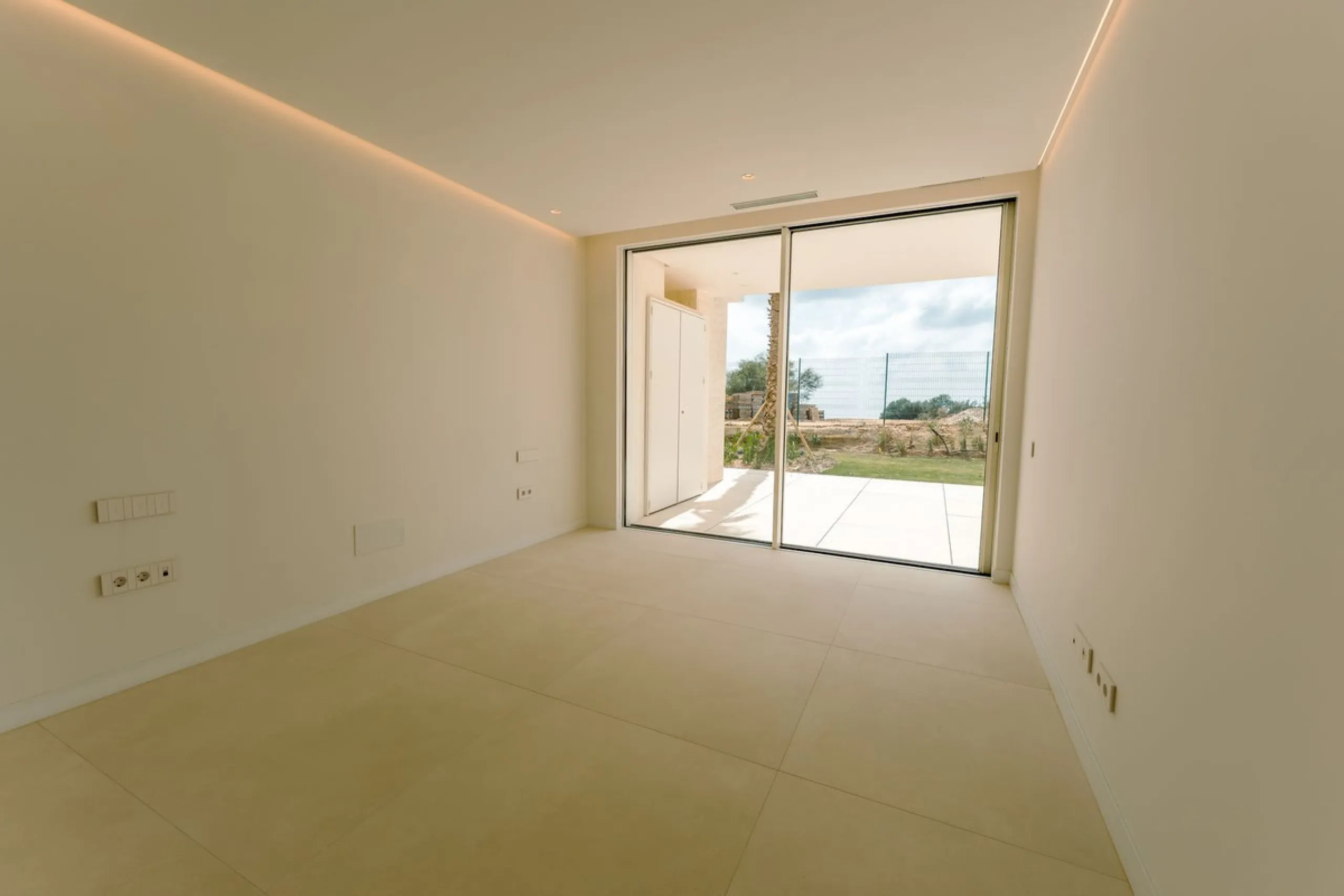 Luxury South-Facing Ground Floor Apartment with Sea Views (Apartment 5.0.1)