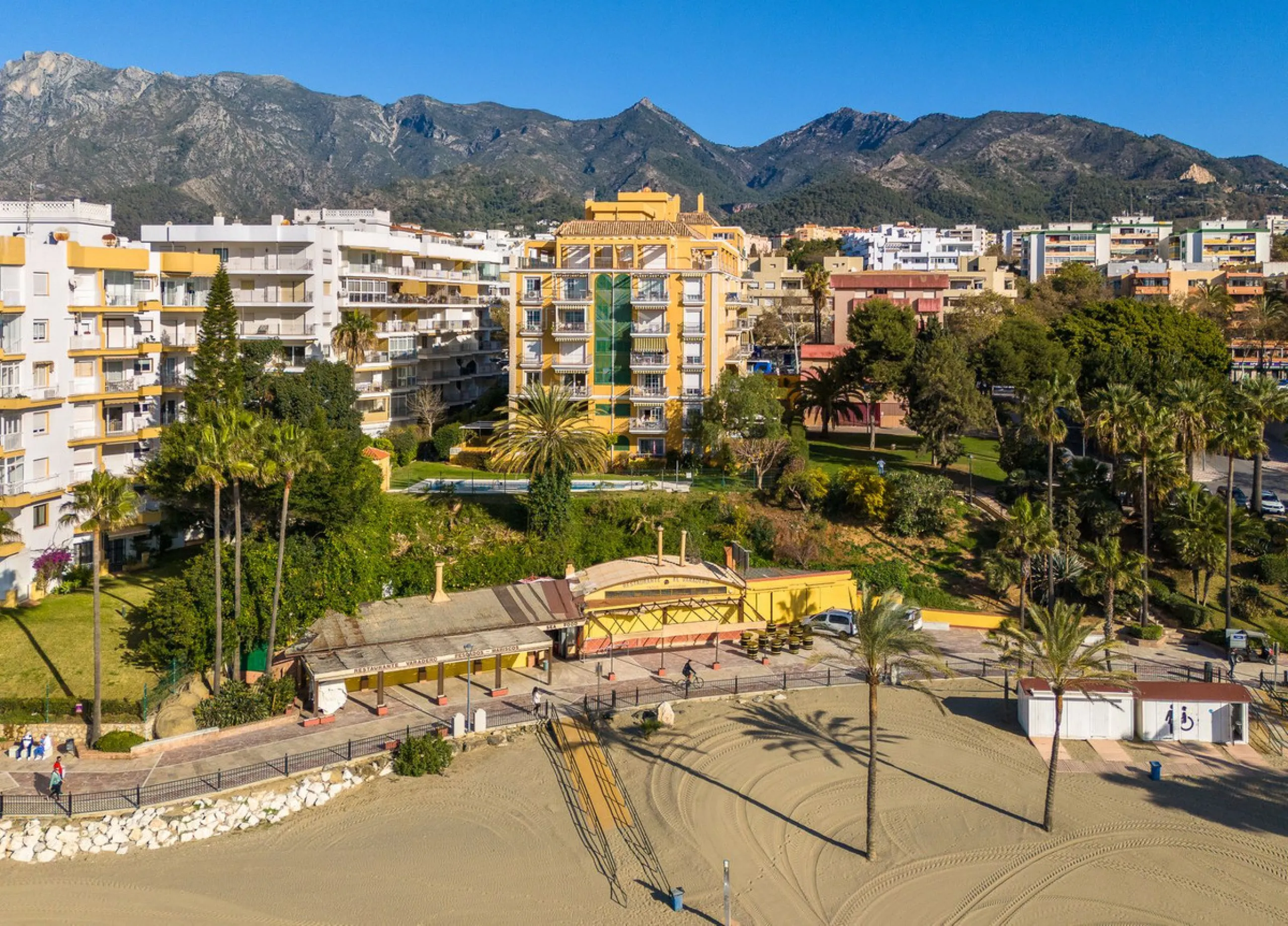 Great apartment to RENT with 3 bedrooms and 2 complete bathrooms (bath and shower), with an ideal terrace overlooking the port of Marbella, includes underground parking space, in first line beach in La Bajadilla. Perfect views to the port, the sea, and to