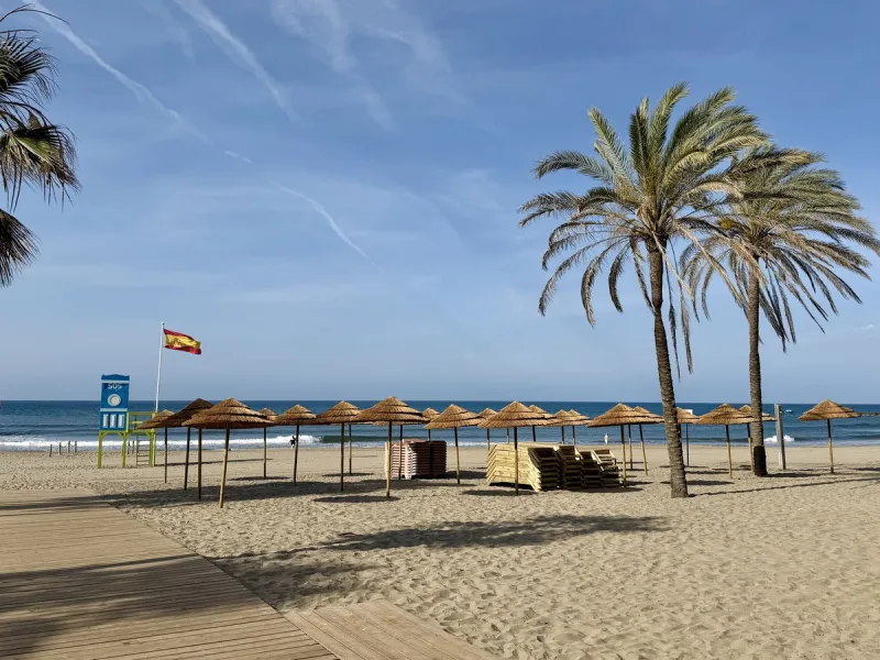 Great apartment to RENT with 3 bedrooms and 2 complete bathrooms (bath and shower), with an ideal terrace overlooking the port of Marbella, includes underground parking space, in first line beach in La Bajadilla. Perfect views to the port, the sea, and to