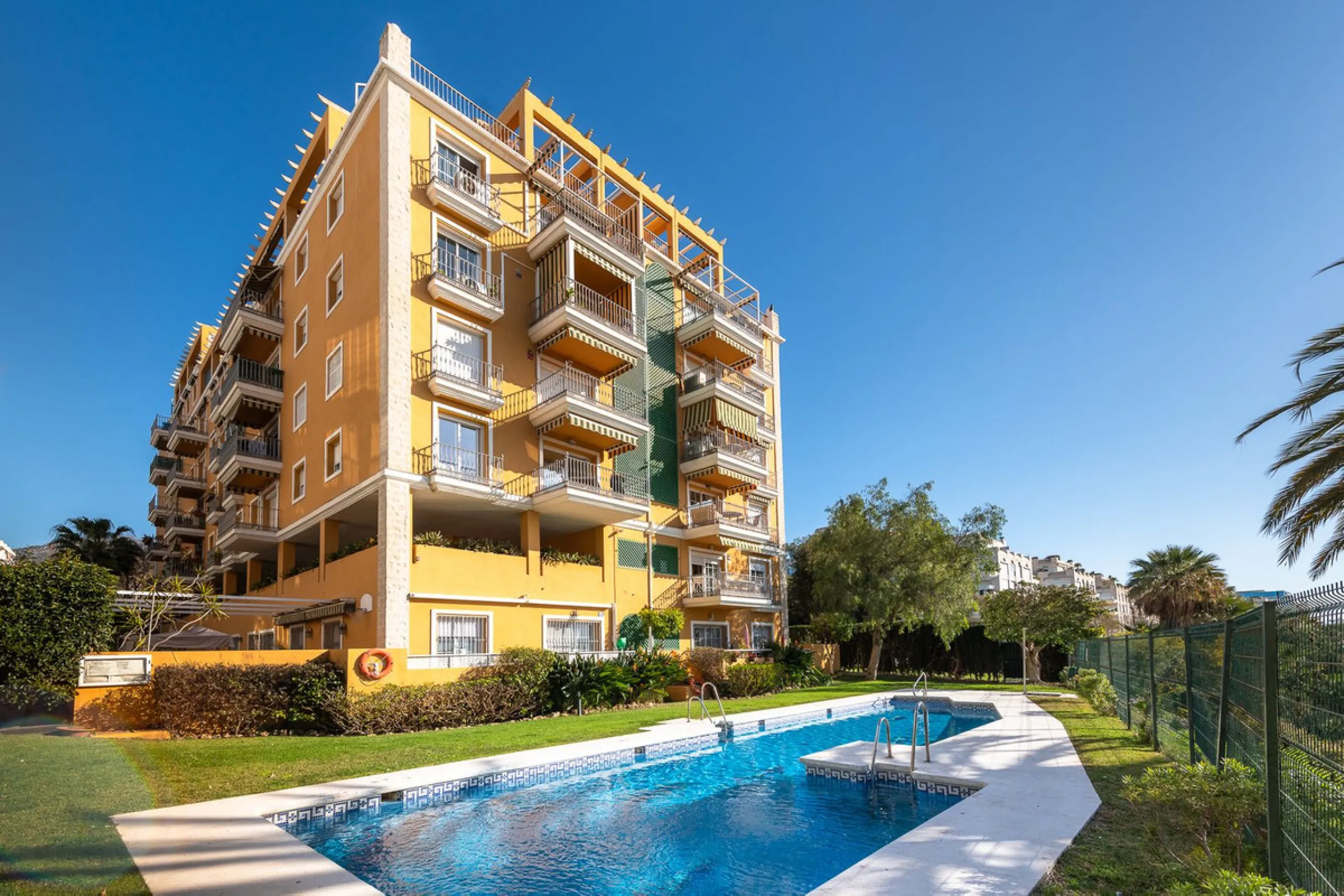 Great apartment to RENT with 3 bedrooms and 2 complete bathrooms (bath and shower), with an ideal terrace overlooking the port of Marbella, includes underground parking space, in first line beach in La Bajadilla. Perfect views to the port, the sea, and to