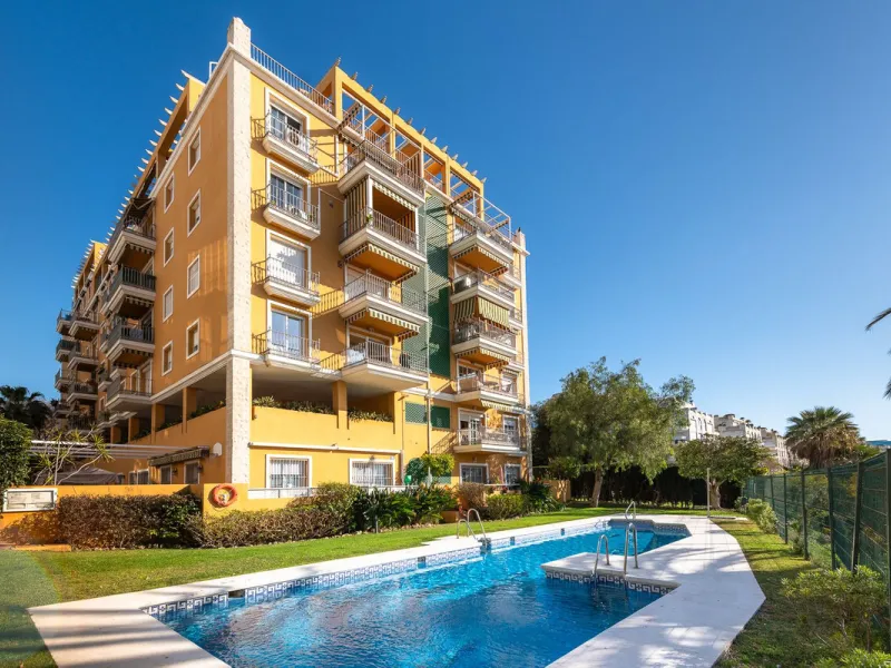 Great apartment to RENT with 3 bedrooms and 2 complete bathrooms (bath and shower), with an ideal terrace overlooking the port of Marbella, includes underground parking space, in first line beach in La Bajadilla. Perfect views to the port, the sea, and to