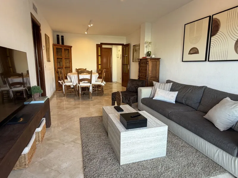Great apartment to RENT with 3 bedrooms and 2 complete bathrooms (bath and shower), with an ideal terrace overlooking the port of Marbella, includes underground parking space, in first line beach in La Bajadilla. Perfect views to the port, the sea, and to