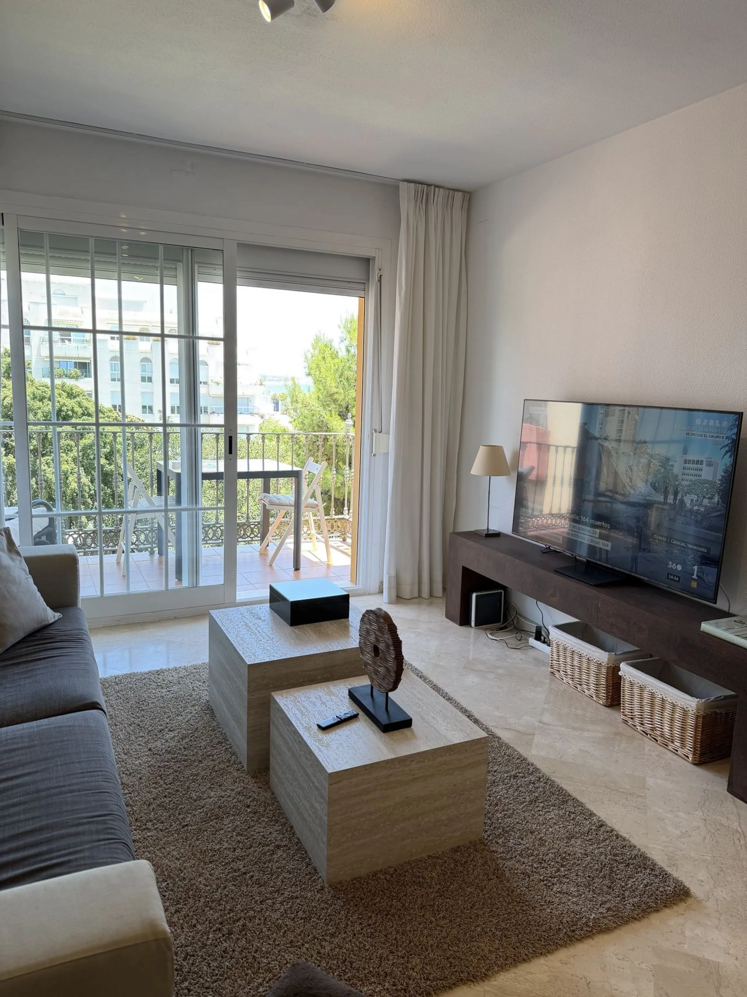 Great apartment to RENT with 3 bedrooms and 2 complete bathrooms (bath and shower), with an ideal terrace overlooking the port of Marbella, includes underground parking space, in first line beach in La Bajadilla. Perfect views to the port, the sea, and to