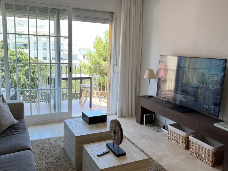 Great apartment to RENT with 3 bedrooms and 2 complete bathrooms (bath and shower), with an ideal terrace overlooking the port of Marbella, includes underground parking space, in first line beach in La Bajadilla. Perfect views to the port, the sea, and to