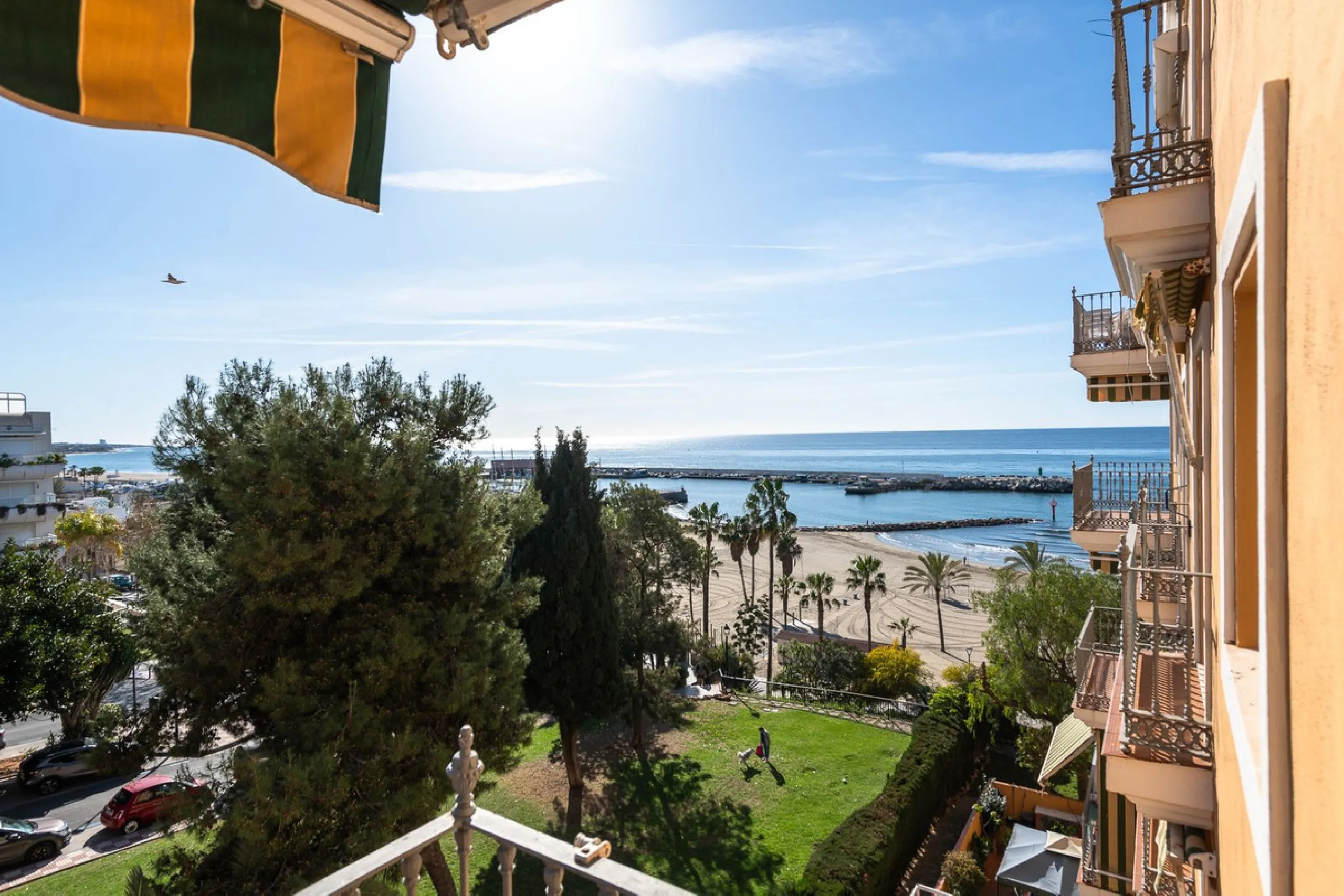 Great apartment to RENT with 3 bedrooms and 2 complete bathrooms (bath and shower), with an ideal terrace overlooking the port of Marbella, includes underground parking space, in first line beach in La Bajadilla. Perfect views to the port, the sea, and to