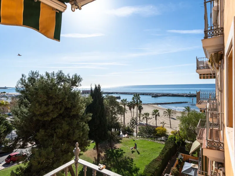 Great apartment to RENT with 3 bedrooms and 2 complete bathrooms (bath and shower), with an ideal terrace overlooking the port of Marbella, includes underground parking space, in first line beach in La Bajadilla. Perfect views to the port, the sea, and to