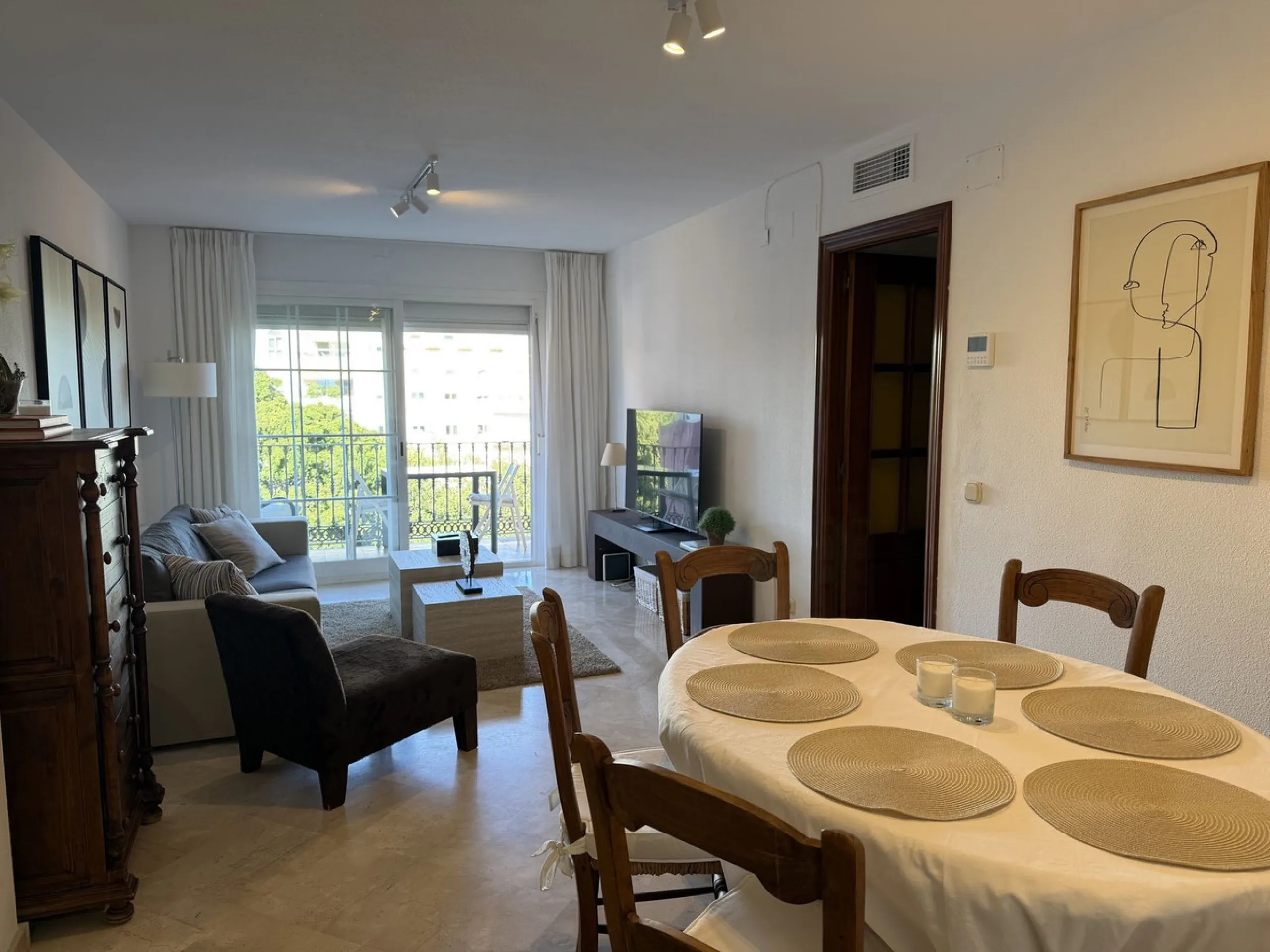 Great apartment to RENT with 3 bedrooms and 2 complete bathrooms (bath and shower), with an ideal terrace overlooking the port of Marbella, includes underground parking space, in first line beach in La Bajadilla. Perfect views to the port, the sea, and to