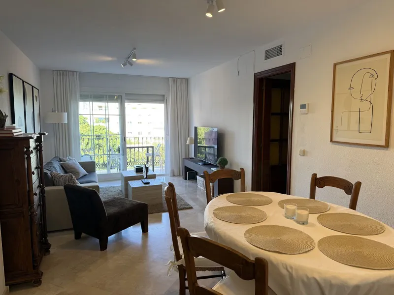 Great apartment to RENT with 3 bedrooms and 2 complete bathrooms (bath and shower), with an ideal terrace overlooking the port of Marbella, includes underground parking space, in first line beach in La Bajadilla. Perfect views to the port, the sea, and to