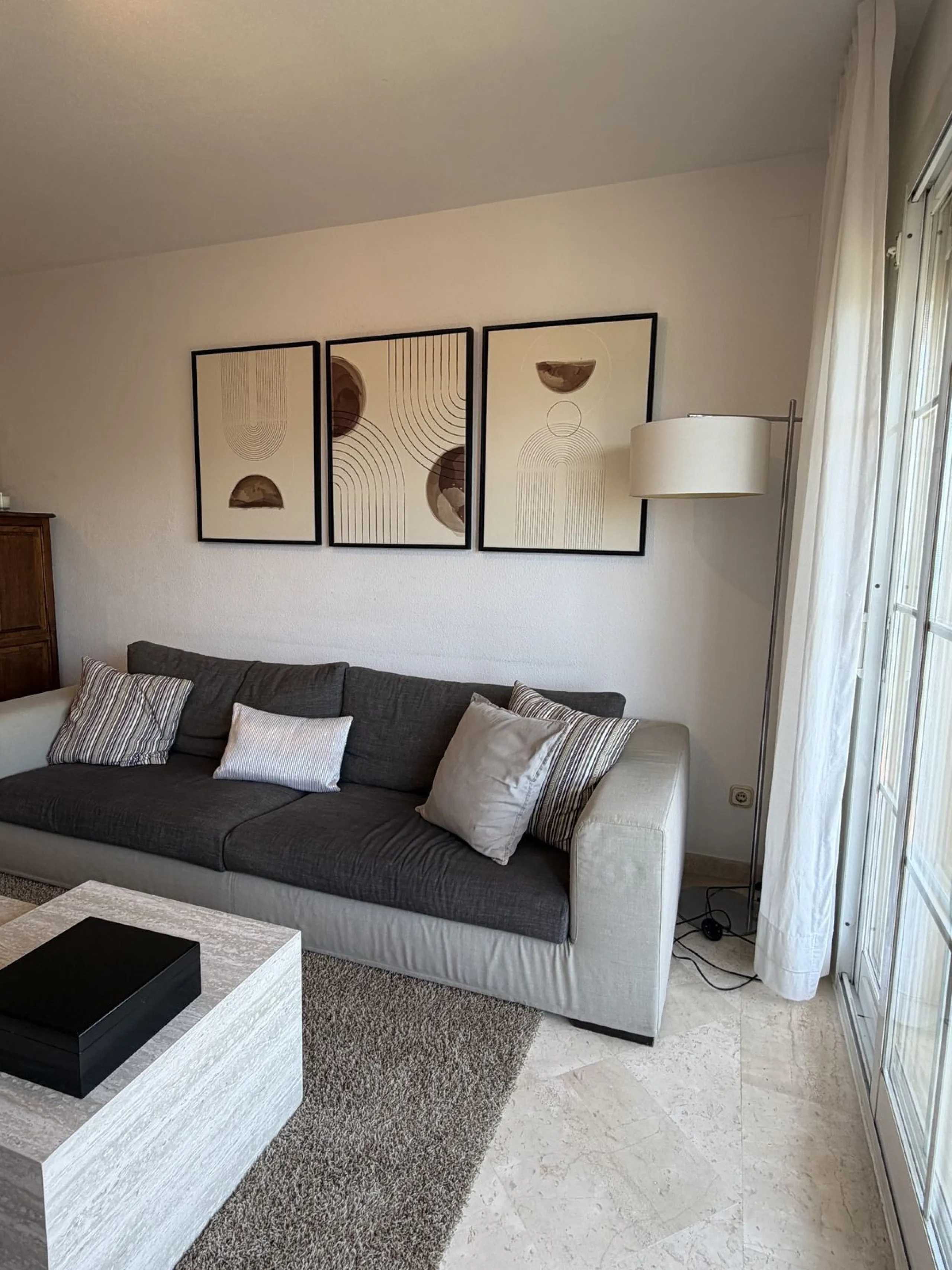 Great apartment to RENT with 3 bedrooms and 2 complete bathrooms (bath and shower), with an ideal terrace overlooking the port of Marbella, includes underground parking space, in first line beach in La Bajadilla. Perfect views to the port, the sea, and to