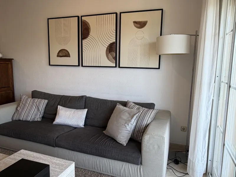 Great apartment to RENT with 3 bedrooms and 2 complete bathrooms (bath and shower), with an ideal terrace overlooking the port of Marbella, includes underground parking space, in first line beach in La Bajadilla. Perfect views to the port, the sea, and to