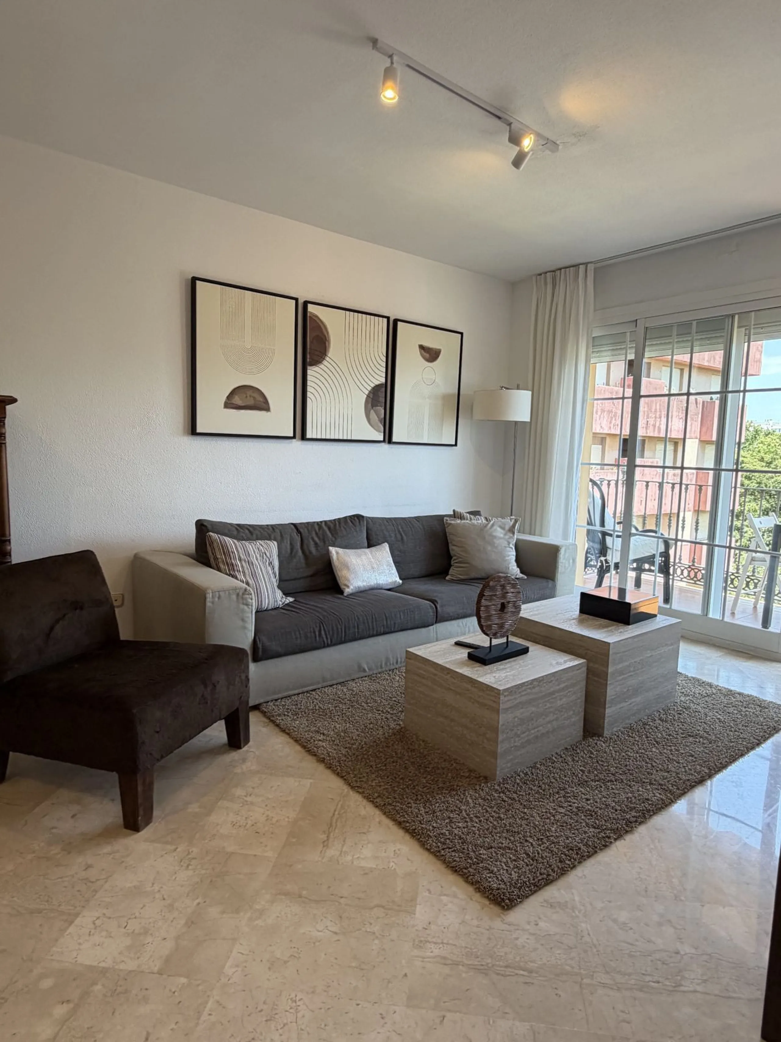Great apartment to RENT with 3 bedrooms and 2 complete bathrooms (bath and shower), with an ideal terrace overlooking the port of Marbella, includes underground parking space, in first line beach in La Bajadilla. Perfect views to the port, the sea, and to