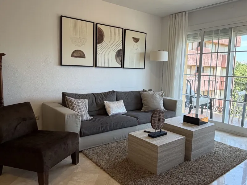 Great apartment to RENT with 3 bedrooms and 2 complete bathrooms (bath and shower), with an ideal terrace overlooking the port of Marbella, includes underground parking space, in first line beach in La Bajadilla. Perfect views to the port, the sea, and to
