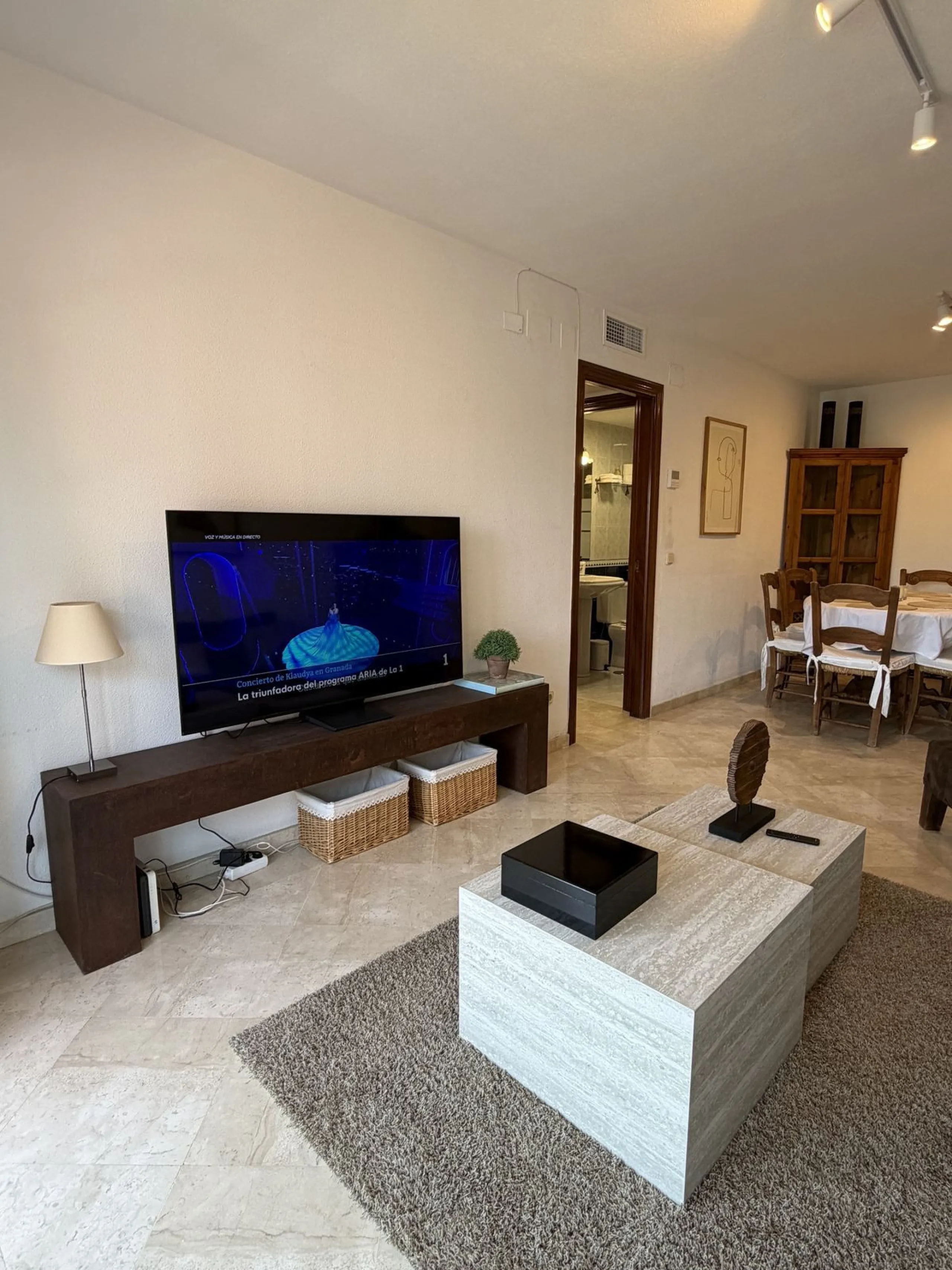 Great apartment to RENT with 3 bedrooms and 2 complete bathrooms (bath and shower), with an ideal terrace overlooking the port of Marbella, includes underground parking space, in first line beach in La Bajadilla. Perfect views to the port, the sea, and to