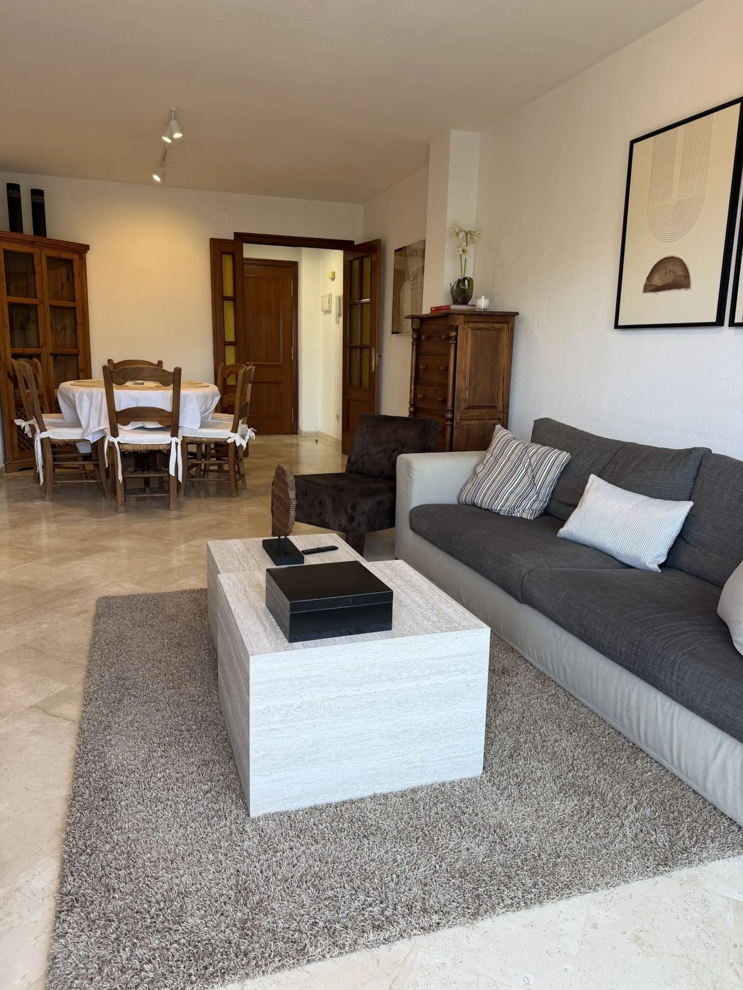 Great apartment to RENT with 3 bedrooms and 2 complete bathrooms (bath and shower), with an ideal terrace overlooking the port of Marbella, includes underground parking space, in first line beach in La Bajadilla. Perfect views to the port, the sea, and to