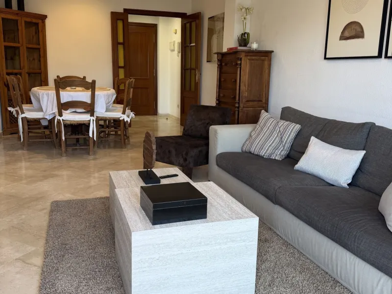 Great apartment to RENT with 3 bedrooms and 2 complete bathrooms (bath and shower), with an ideal terrace overlooking the port of Marbella, includes underground parking space, in first line beach in La Bajadilla. Perfect views to the port, the sea, and to