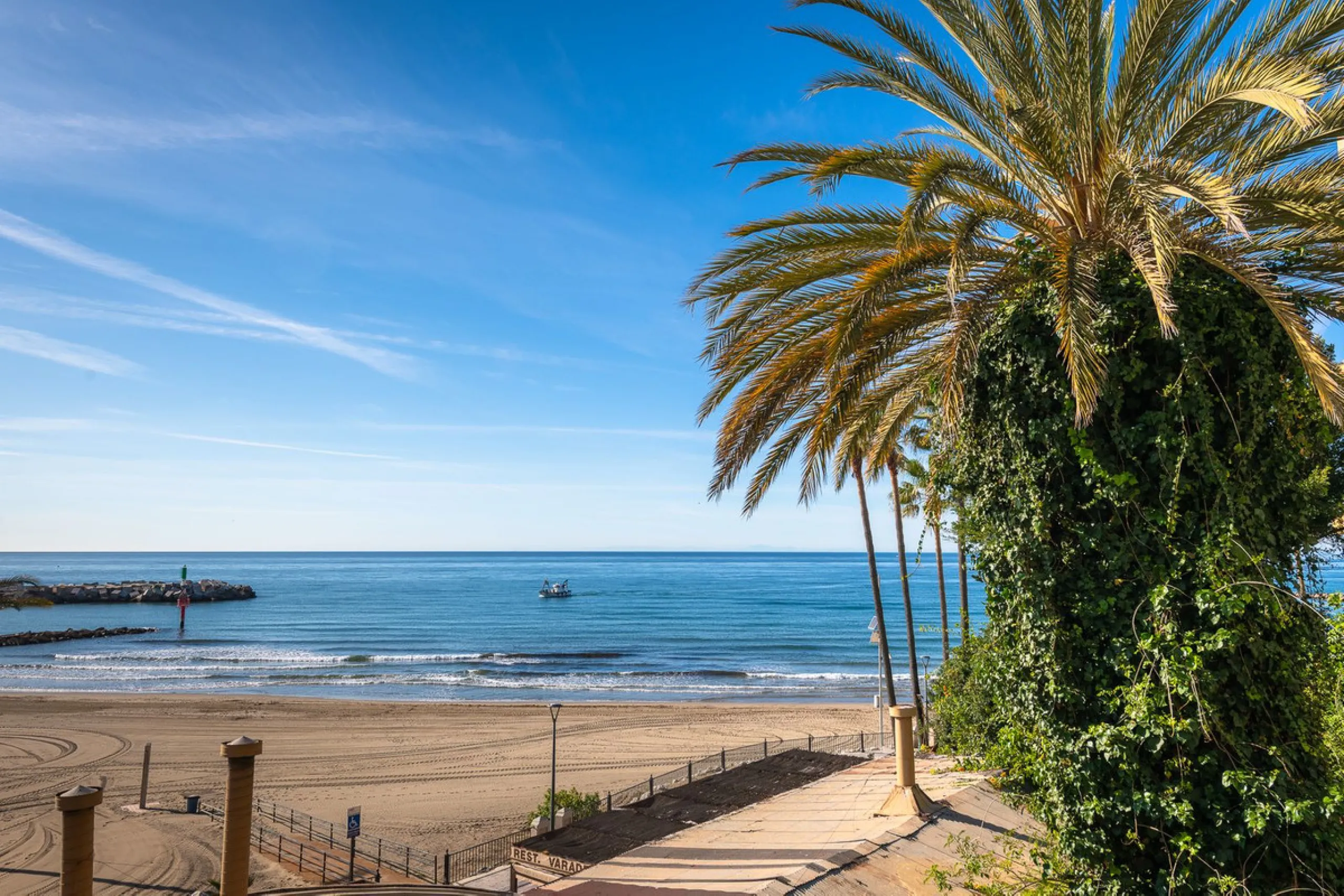 Great apartment to RENT with 3 bedrooms and 2 complete bathrooms (bath and shower), with an ideal terrace overlooking the port of Marbella, includes underground parking space, in first line beach in La Bajadilla. Perfect views to the port, the sea, and to
