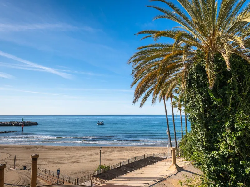 Great apartment to RENT with 3 bedrooms and 2 complete bathrooms (bath and shower), with an ideal terrace overlooking the port of Marbella, includes underground parking space, in first line beach in La Bajadilla. Perfect views to the port, the sea, and to