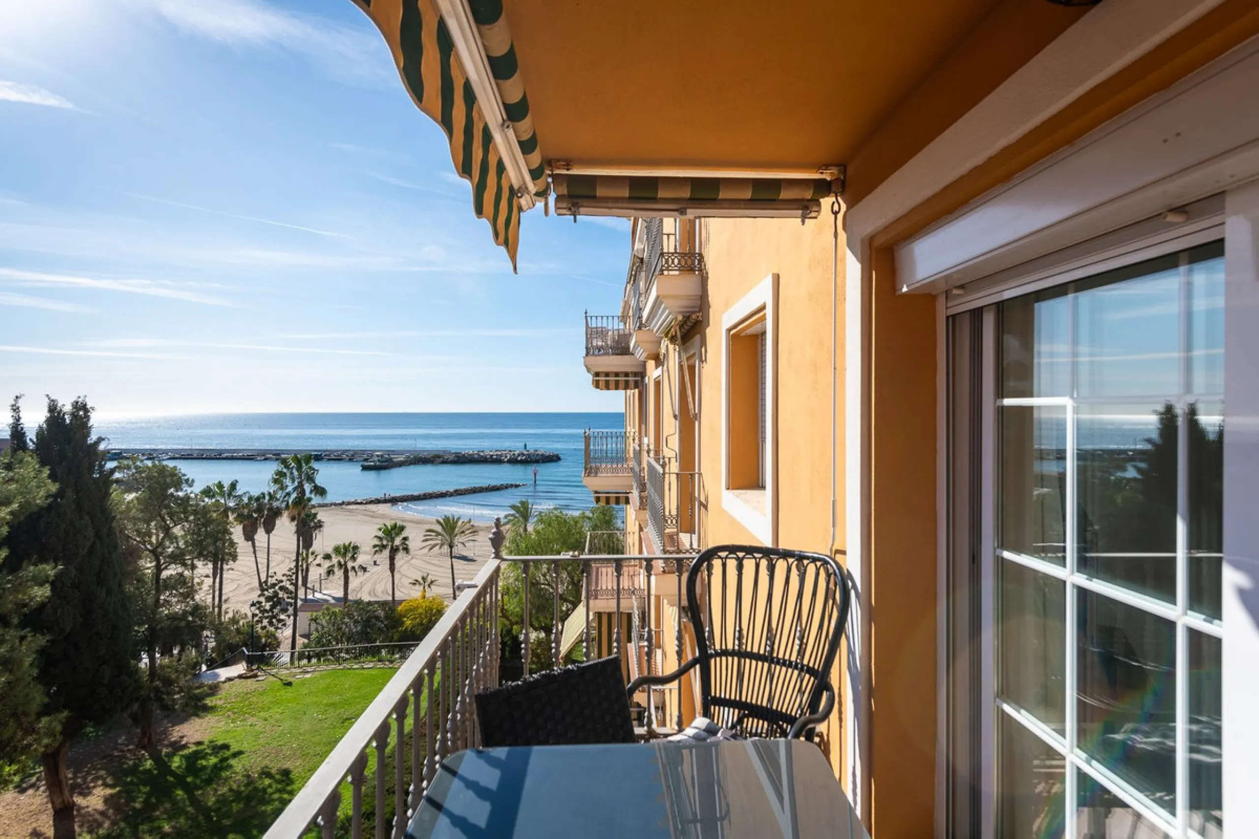 Great apartment to RENT with 3 bedrooms and 2 complete bathrooms (bath and shower), with an ideal terrace overlooking the port of Marbella, includes underground parking space, in first line beach in La Bajadilla. Perfect views to the port, the sea, and to