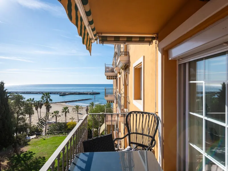 Great apartment to RENT with 3 bedrooms and 2 complete bathrooms (bath and shower), with an ideal terrace overlooking the port of Marbella, includes underground parking space, in first line beach in La Bajadilla. Perfect views to the port, the sea, and to