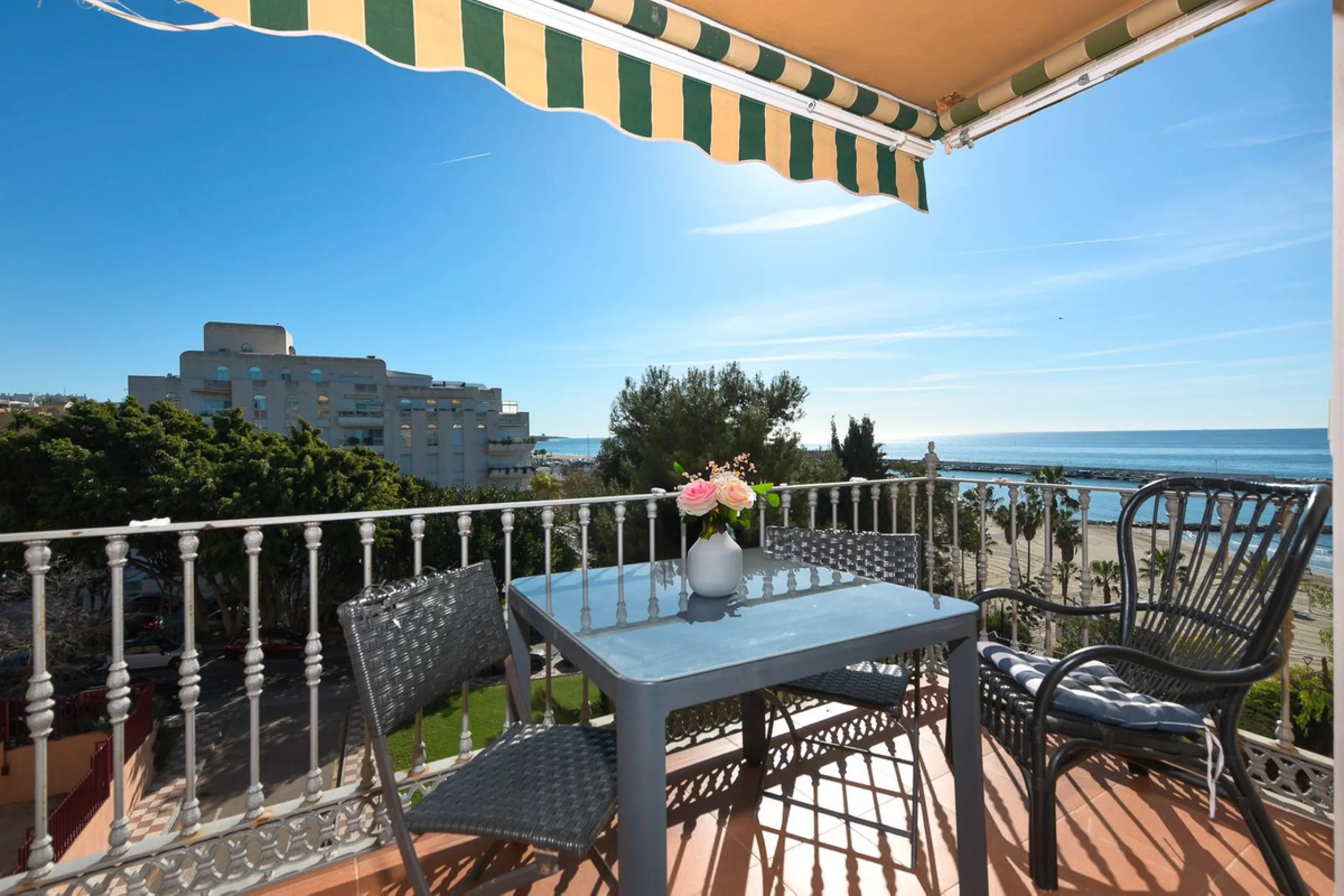 Great apartment to RENT with 3 bedrooms and 2 complete bathrooms (bath and shower), with an ideal terrace overlooking the port of Marbella, includes underground parking space, in first line beach in La Bajadilla. Perfect views to the port, the sea, and to