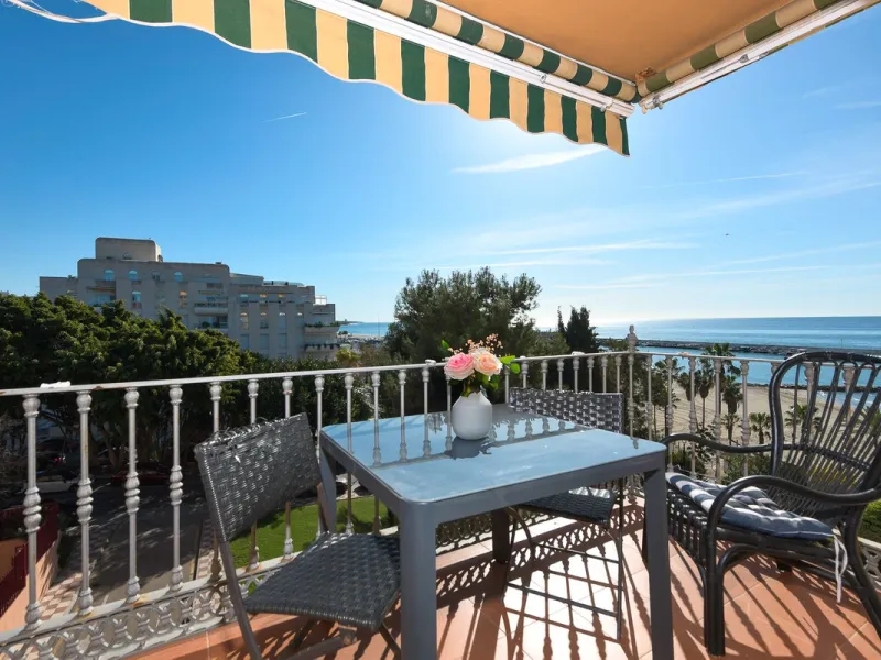 Great apartment to RENT with 3 bedrooms and 2 complete bathrooms (bath and shower), with an ideal terrace overlooking the port of Marbella, includes underground parking space, in first line beach in La Bajadilla. Perfect views to the port, the sea, and to