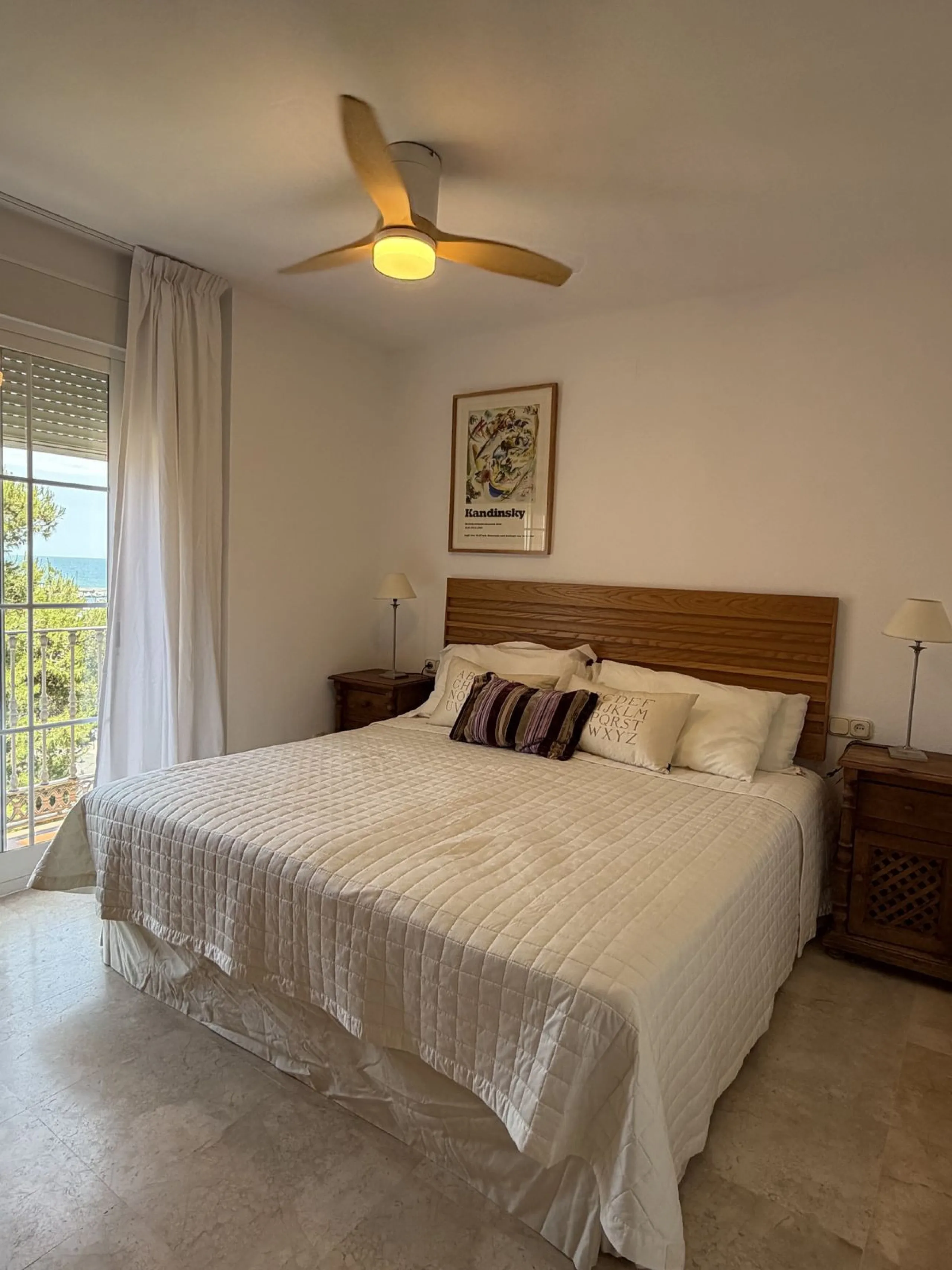 Great apartment to RENT with 3 bedrooms and 2 complete bathrooms (bath and shower), with an ideal terrace overlooking the port of Marbella, includes underground parking space, in first line beach in La Bajadilla. Perfect views to the port, the sea, and to
