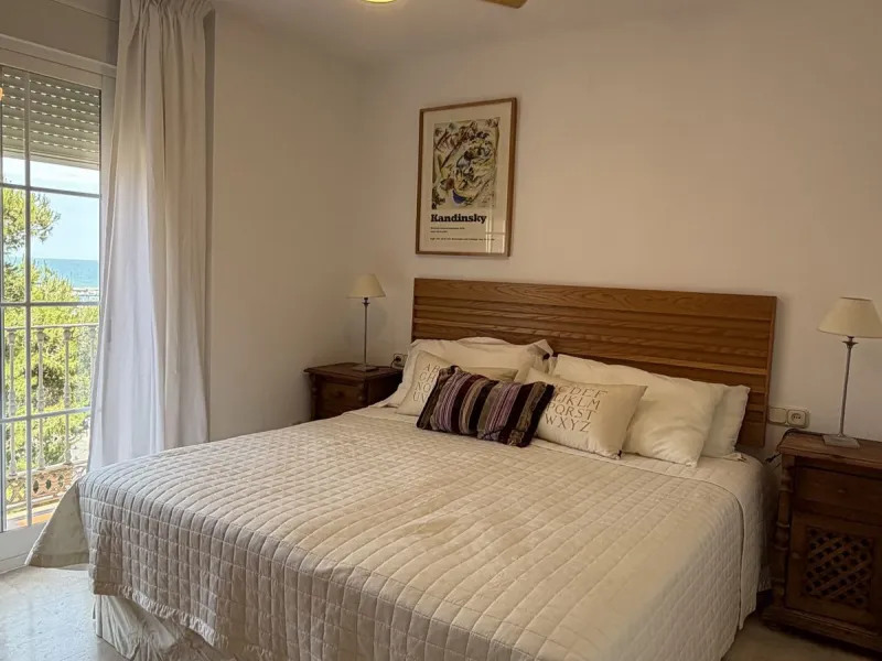 Great apartment to RENT with 3 bedrooms and 2 complete bathrooms (bath and shower), with an ideal terrace overlooking the port of Marbella, includes underground parking space, in first line beach in La Bajadilla. Perfect views to the port, the sea, and to