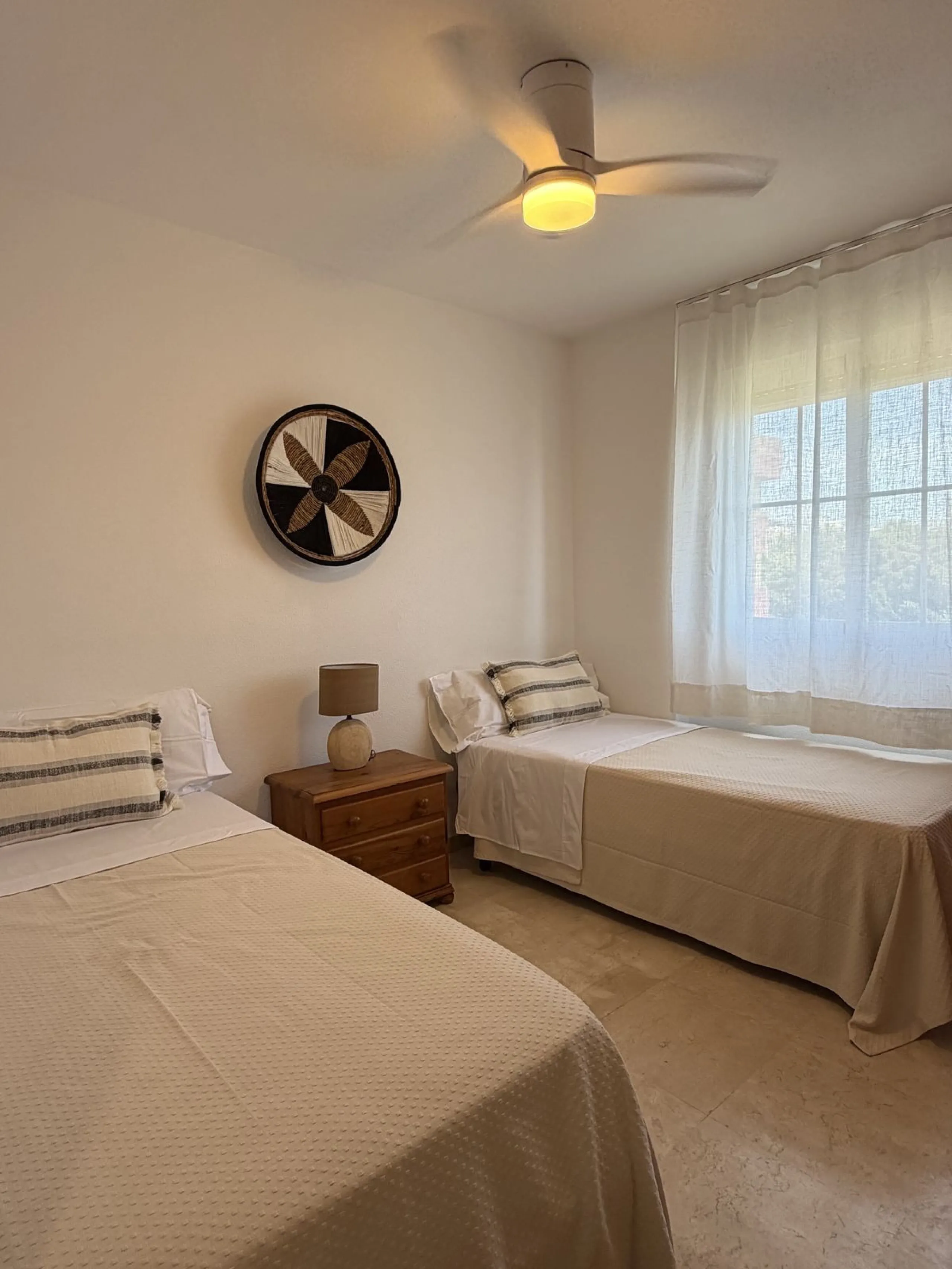Great apartment to RENT with 3 bedrooms and 2 complete bathrooms (bath and shower), with an ideal terrace overlooking the port of Marbella, includes underground parking space, in first line beach in La Bajadilla. Perfect views to the port, the sea, and to