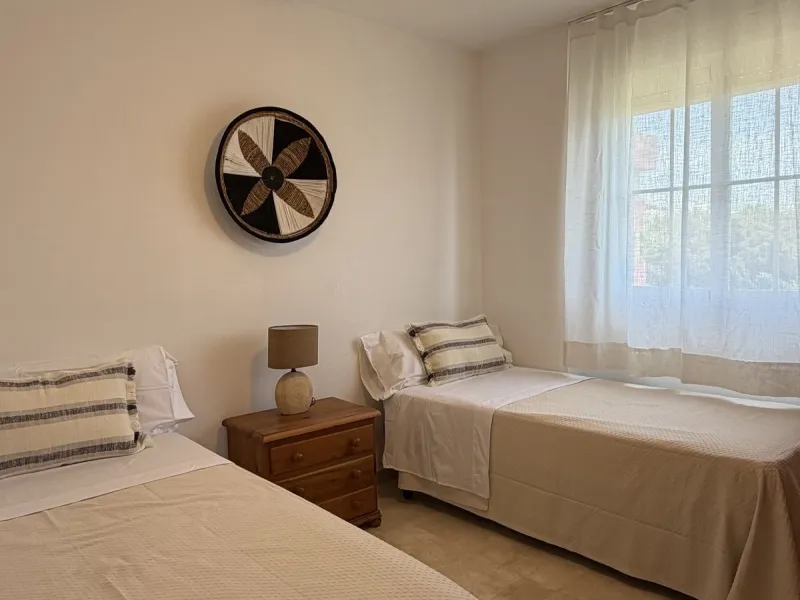 Great apartment to RENT with 3 bedrooms and 2 complete bathrooms (bath and shower), with an ideal terrace overlooking the port of Marbella, includes underground parking space, in first line beach in La Bajadilla. Perfect views to the port, the sea, and to