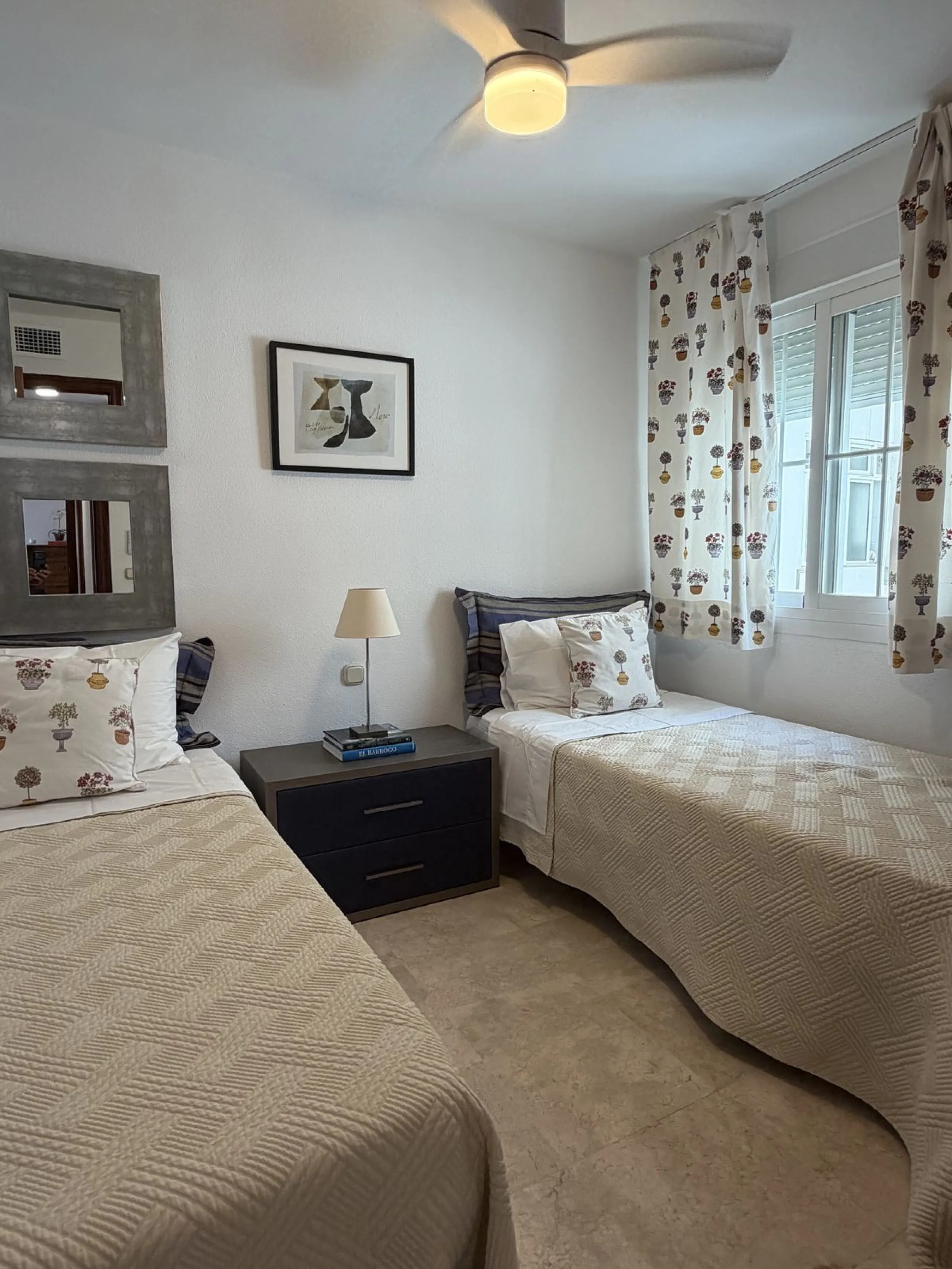 Great apartment to RENT with 3 bedrooms and 2 complete bathrooms (bath and shower), with an ideal terrace overlooking the port of Marbella, includes underground parking space, in first line beach in La Bajadilla. Perfect views to the port, the sea, and to