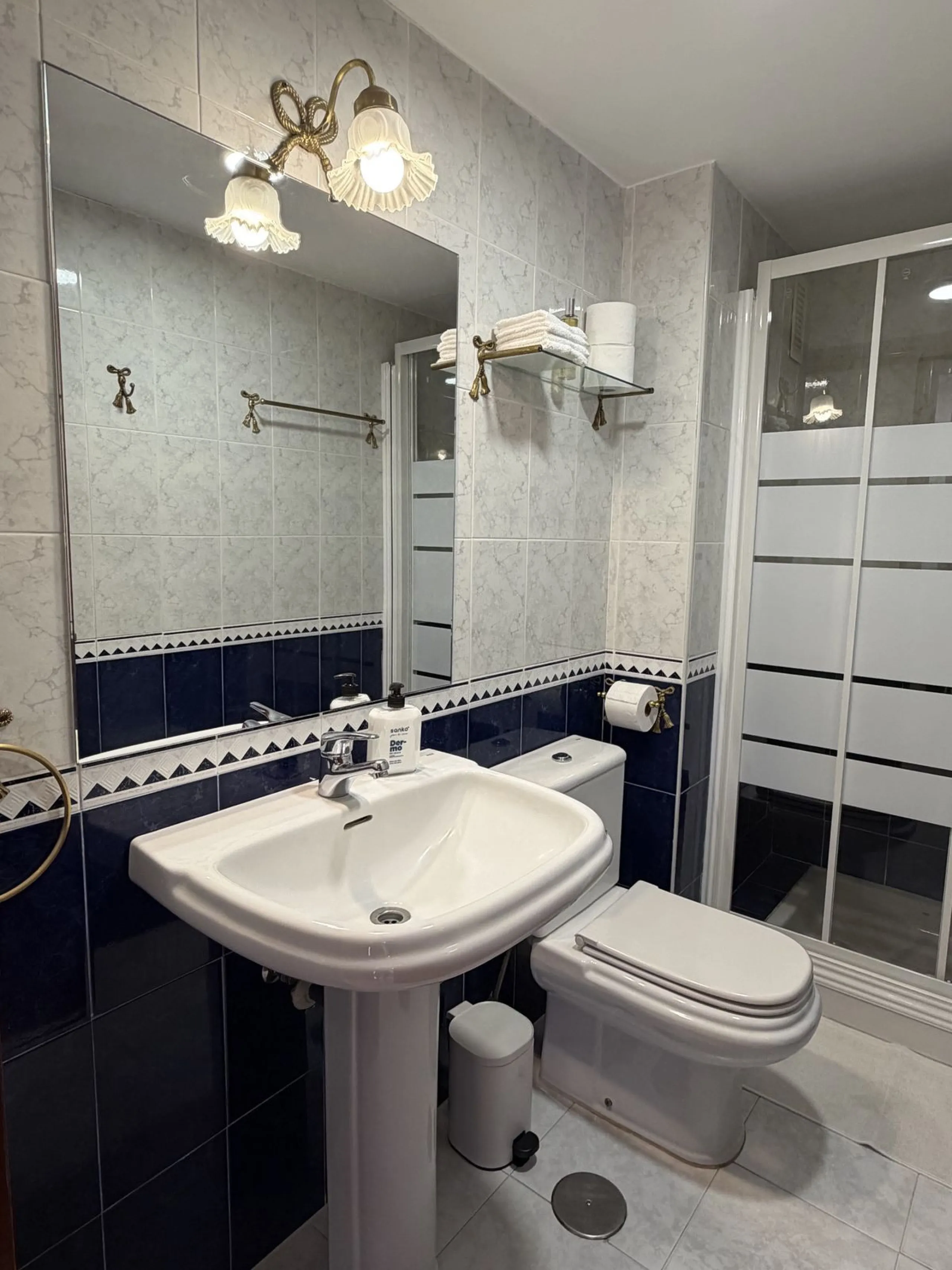 Great apartment to RENT with 3 bedrooms and 2 complete bathrooms (bath and shower), with an ideal terrace overlooking the port of Marbella, includes underground parking space, in first line beach in La Bajadilla. Perfect views to the port, the sea, and to
