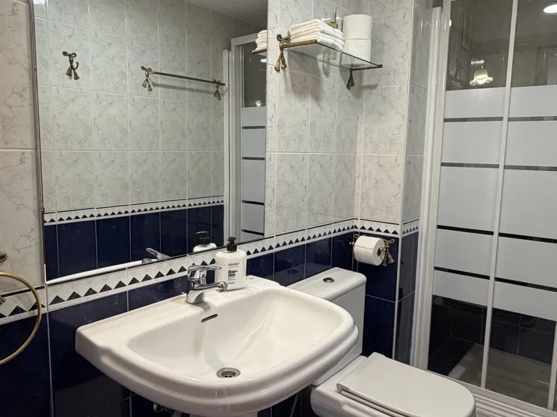 Great apartment to RENT with 3 bedrooms and 2 complete bathrooms (bath and shower), with an ideal terrace overlooking the port of Marbella, includes underground parking space, in first line beach in La Bajadilla. Perfect views to the port, the sea, and to