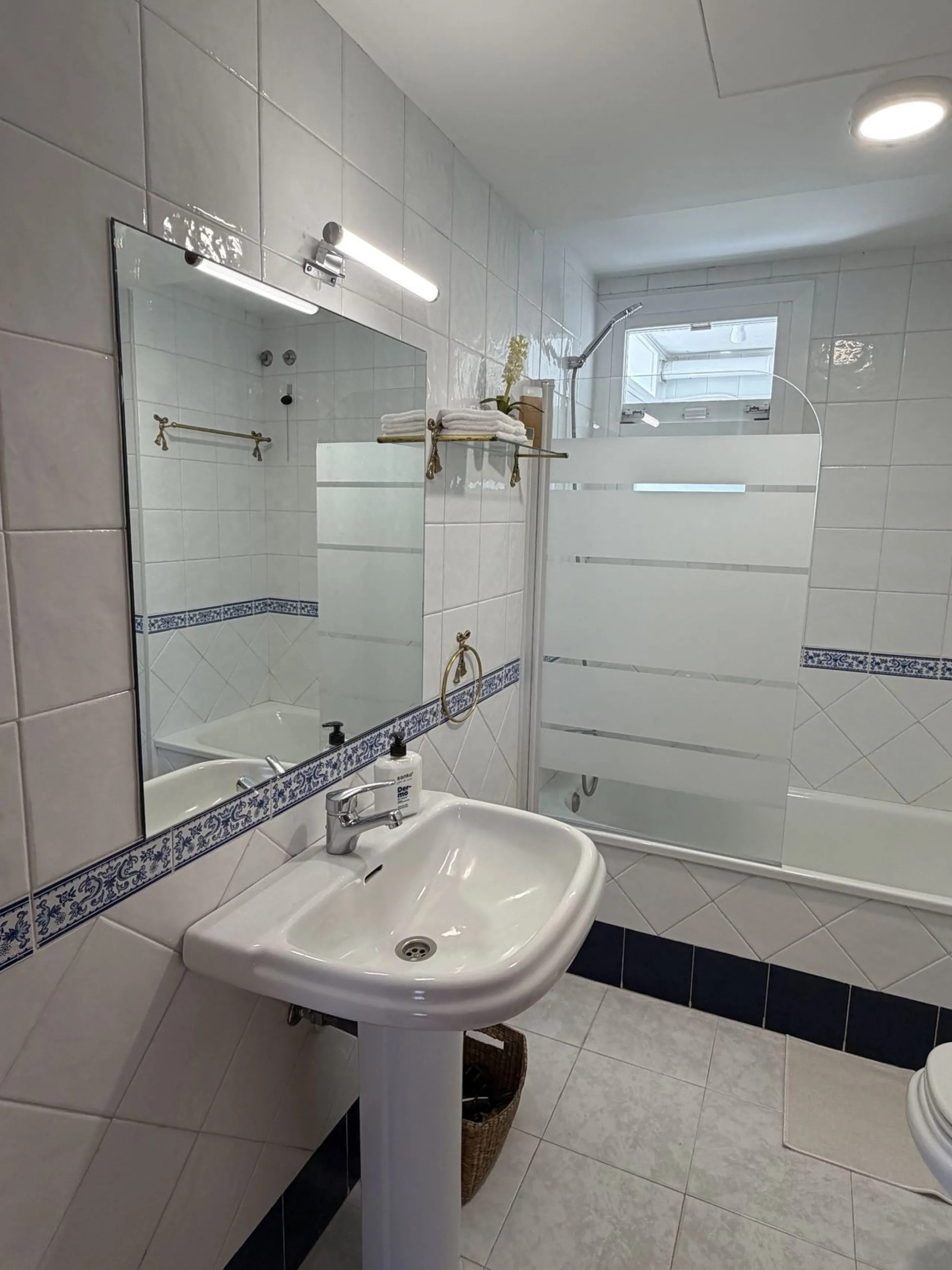 Great apartment to RENT with 3 bedrooms and 2 complete bathrooms (bath and shower), with an ideal terrace overlooking the port of Marbella, includes underground parking space, in first line beach in La Bajadilla. Perfect views to the port, the sea, and to