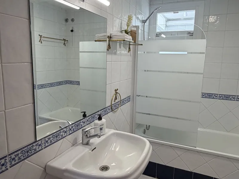 Great apartment to RENT with 3 bedrooms and 2 complete bathrooms (bath and shower), with an ideal terrace overlooking the port of Marbella, includes underground parking space, in first line beach in La Bajadilla. Perfect views to the port, the sea, and to
