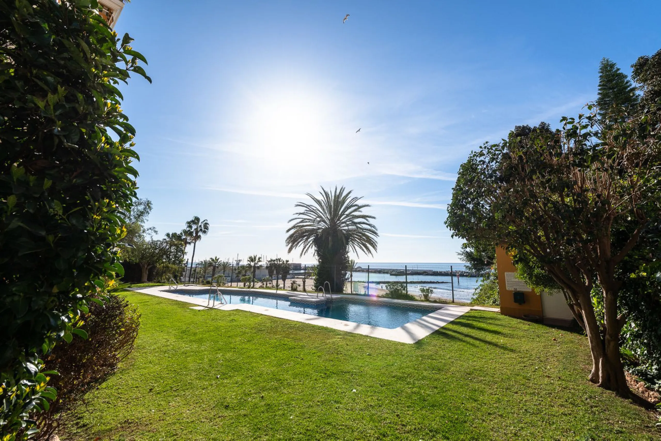 Great apartment to RENT with 3 bedrooms and 2 complete bathrooms (bath and shower), with an ideal terrace overlooking the port of Marbella, includes underground parking space, in first line beach in La Bajadilla. Perfect views to the port, the sea, and to