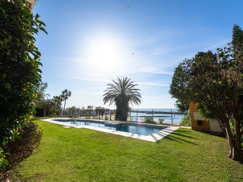 Great apartment to RENT with 3 bedrooms and 2 complete bathrooms (bath and shower), with an ideal terrace overlooking the port of Marbella, includes underground parking space, in first line beach in La Bajadilla. Perfect views to the port, the sea, and to