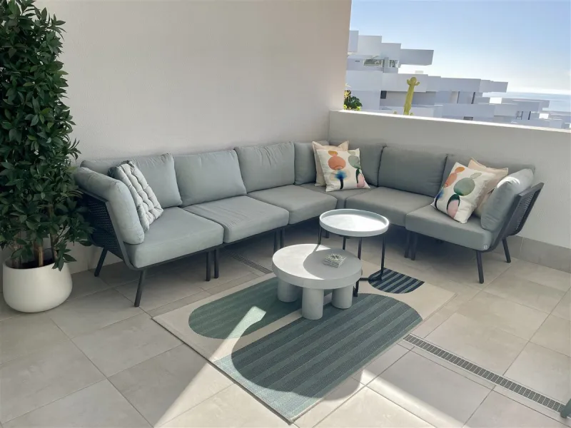 Beautiful 2 Bedroom elevated ground floor apartment with spacious terrace and sea views.