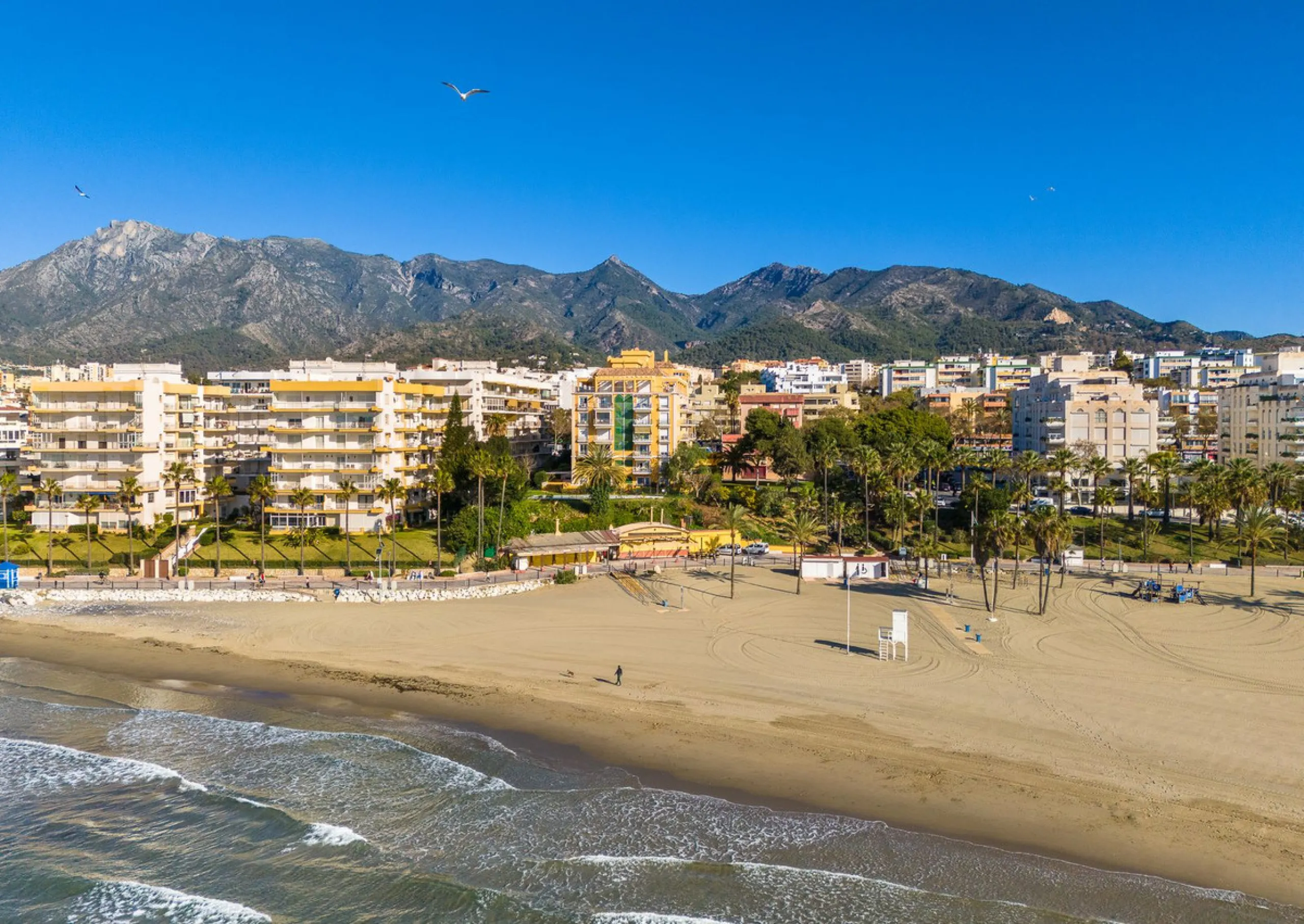 Great apartment to RENT with 3 bedrooms and 2 complete bathrooms (bath and shower), with an ideal terrace overlooking the port of Marbella, includes underground parking space, in first line beach in La Bajadilla. Perfect views to the port, the sea, and to