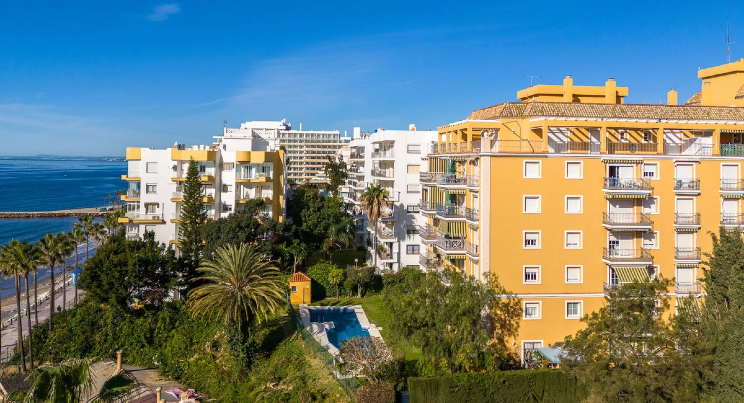 Great apartment to RENT with 3 bedrooms and 2 complete bathrooms (bath and shower), with an ideal terrace overlooking the port of Marbella, includes underground parking space, in first line beach in La Bajadilla. Perfect views to the port, the sea, and to