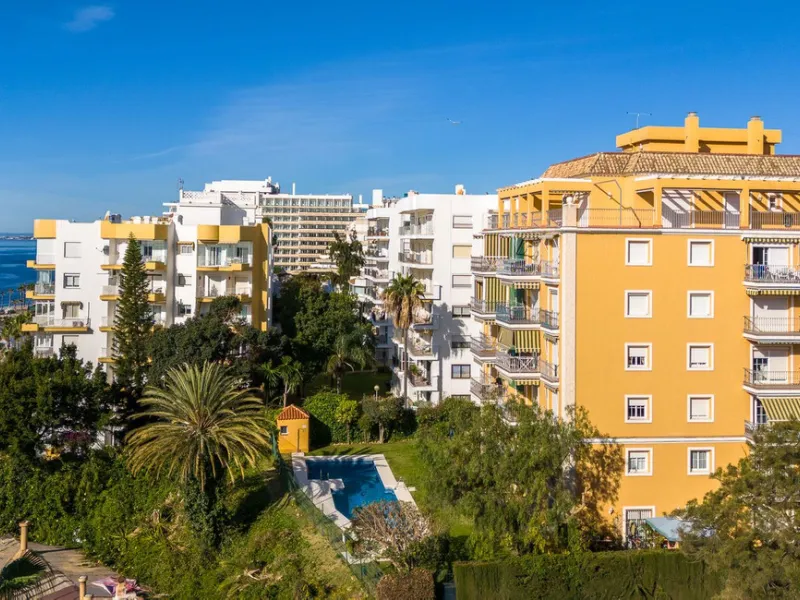 Great apartment to RENT with 3 bedrooms and 2 complete bathrooms (bath and shower), with an ideal terrace overlooking the port of Marbella, includes underground parking space, in first line beach in La Bajadilla. Perfect views to the port, the sea, and to