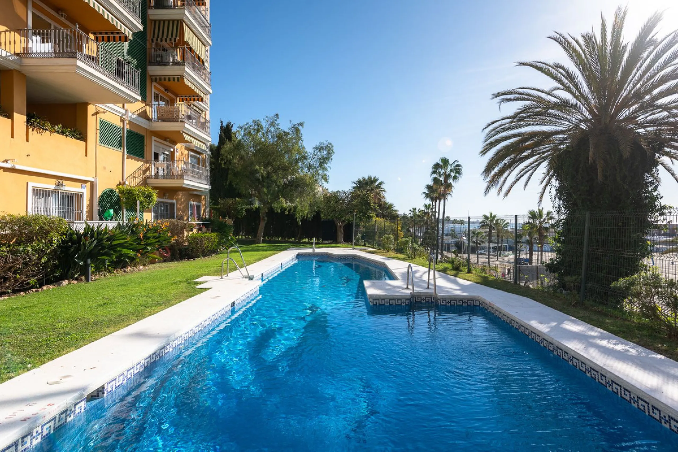 Great apartment to RENT with 3 bedrooms and 2 complete bathrooms (bath and shower), with an ideal terrace overlooking the port of Marbella, includes underground parking space, in first line beach in La Bajadilla. Perfect views to the port, the sea, and to