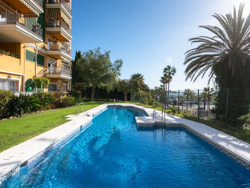 Great apartment to RENT with 3 bedrooms and 2 complete bathrooms (bath and shower), with an ideal terrace overlooking the port of Marbella, includes underground parking space, in first line beach in La Bajadilla. Perfect views to the port, the sea, and to