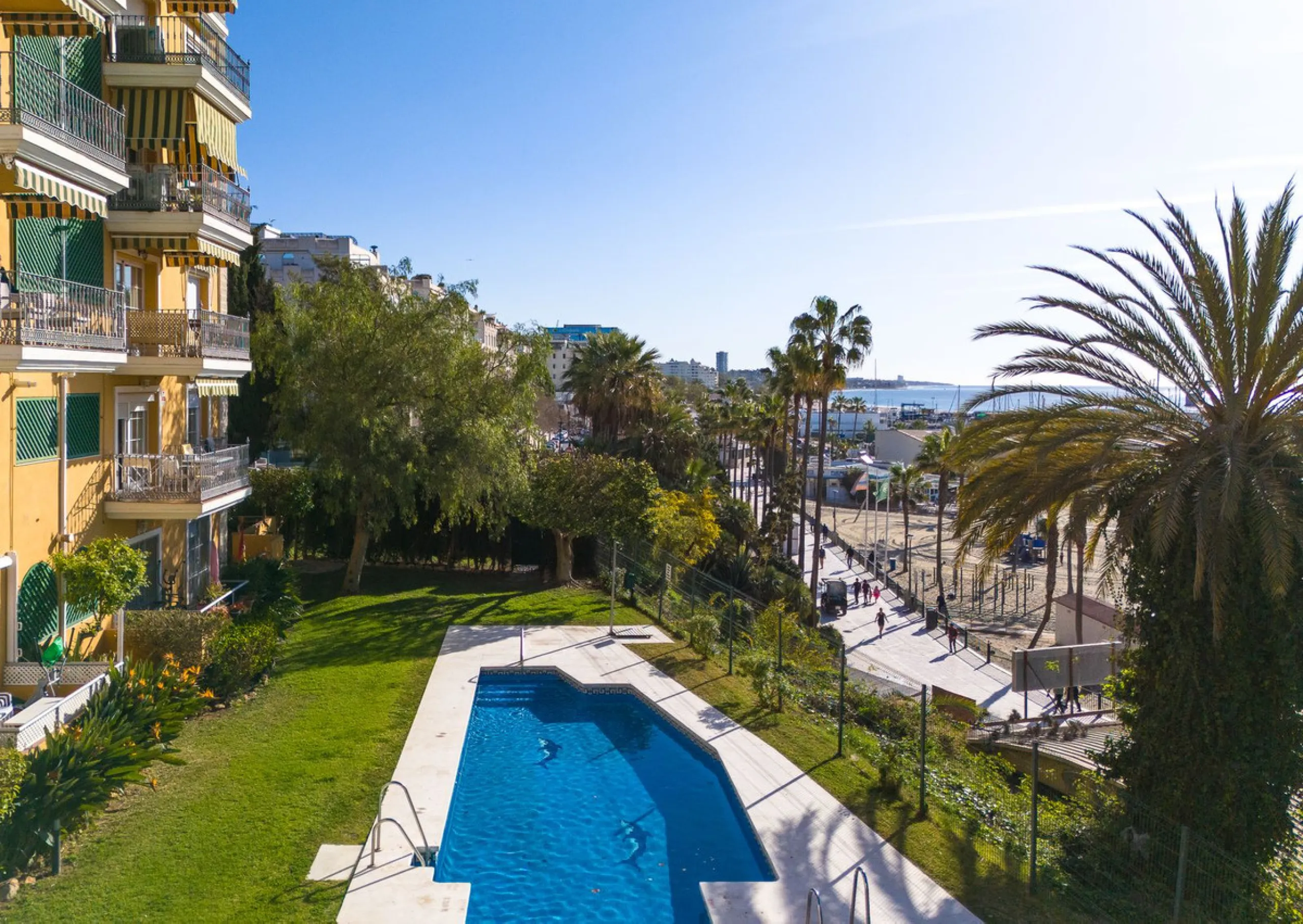 Great apartment to RENT with 3 bedrooms and 2 complete bathrooms (bath and shower), with an ideal terrace overlooking the port of Marbella, includes underground parking space, in first line beach in La Bajadilla. Perfect views to the port, the sea, and to