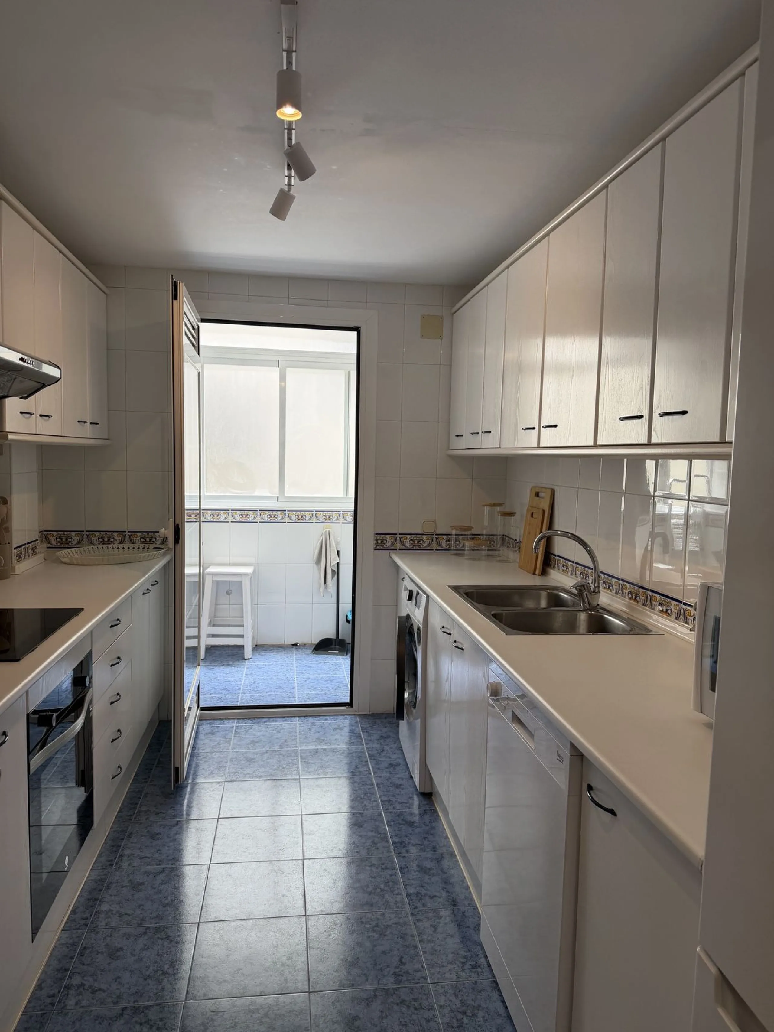 Great apartment to RENT with 3 bedrooms and 2 complete bathrooms (bath and shower), with an ideal terrace overlooking the port of Marbella, includes underground parking space, in first line beach in La Bajadilla. Perfect views to the port, the sea, and to