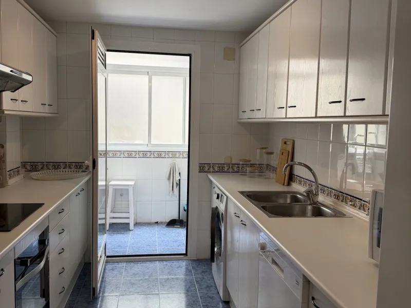 Great apartment to RENT with 3 bedrooms and 2 complete bathrooms (bath and shower), with an ideal terrace overlooking the port of Marbella, includes underground parking space, in first line beach in La Bajadilla. Perfect views to the port, the sea, and to