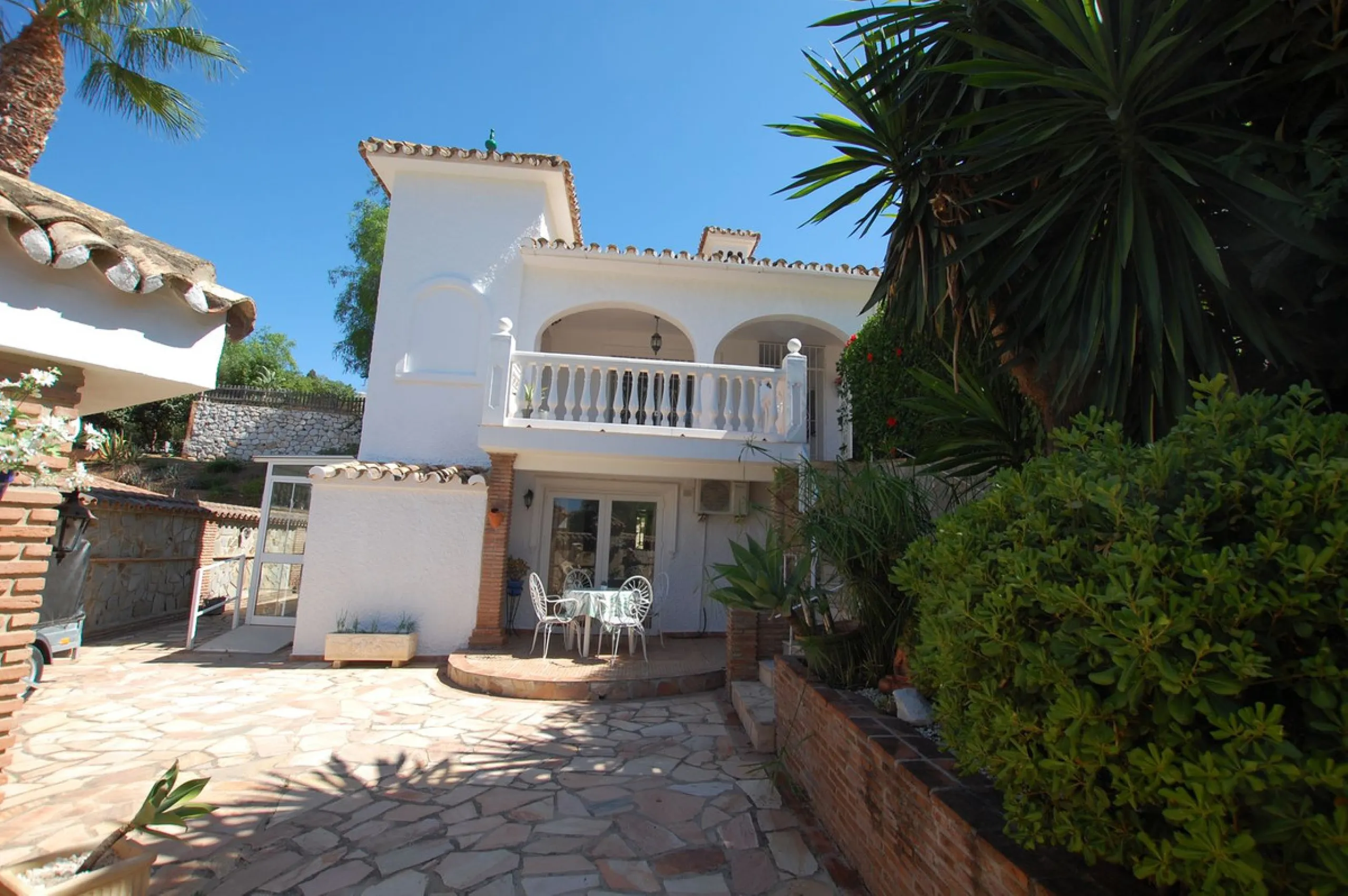 A large villa  in a quiet cul de sac in the Urbanisation of Campo Mijas with a large walled and gated garden with ample parking space for 3 or 4 cars . The property is entered via a gated entrance way to the large parking area with easy access to  the hou